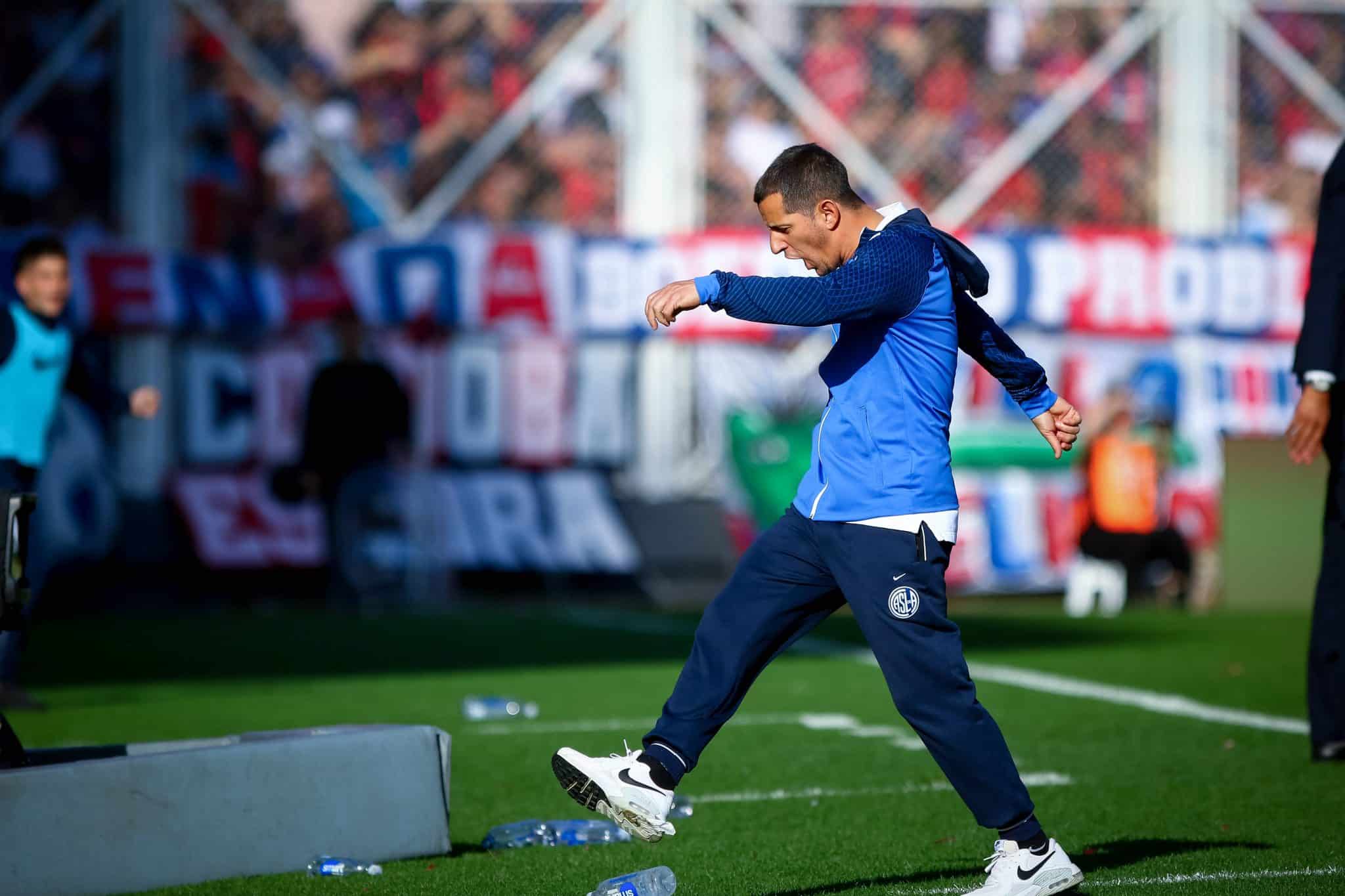 San Lorenzo: t&eacute;cnico pede demiss&atilde;o ap&oacute;s desobedi&ecirc;ncia de jogadores