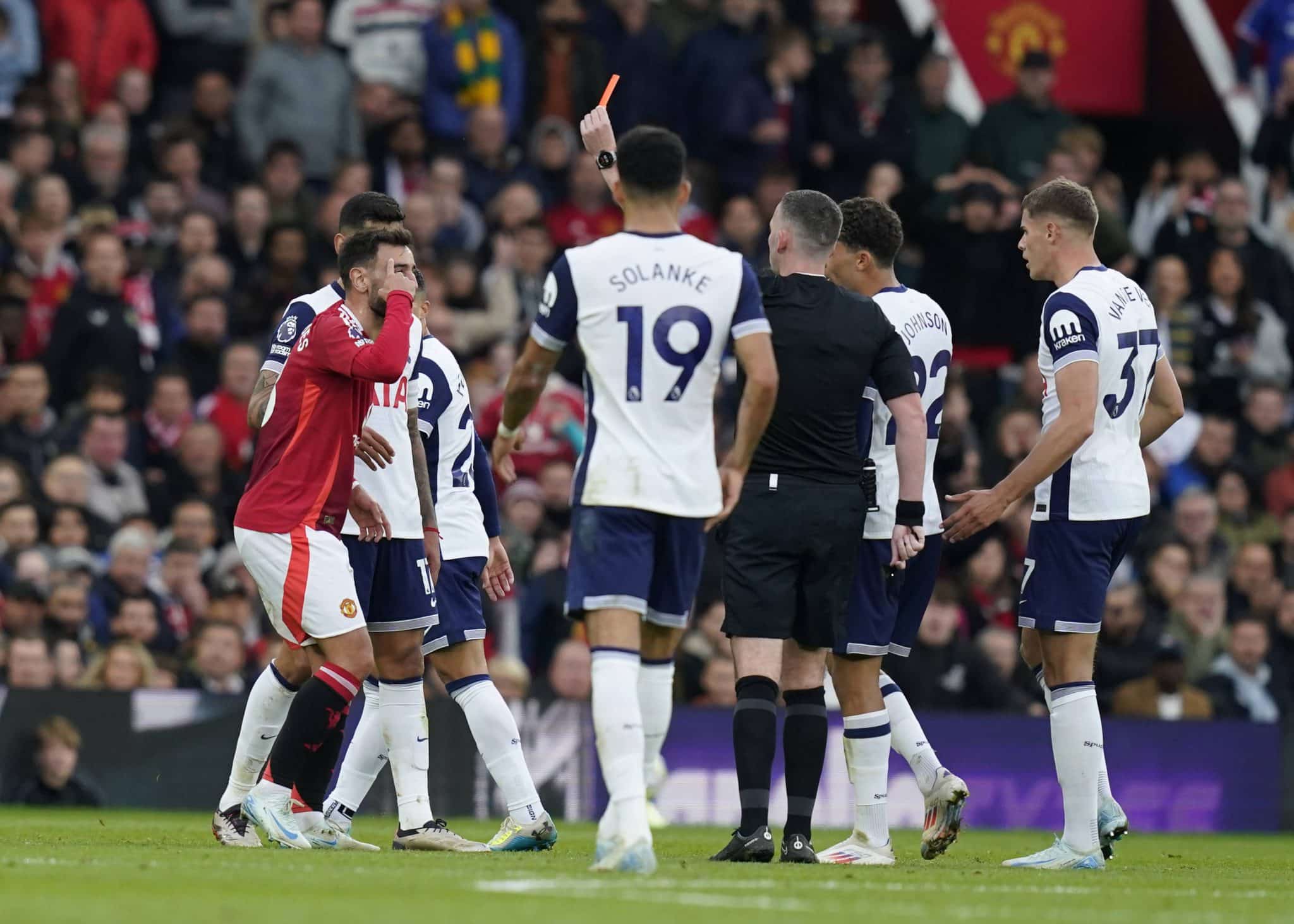 Expuls&atilde;o de Bruno Fernandes no jogo Manchester United x Tottenham pela Premier League 2024/25. Foto: Imago