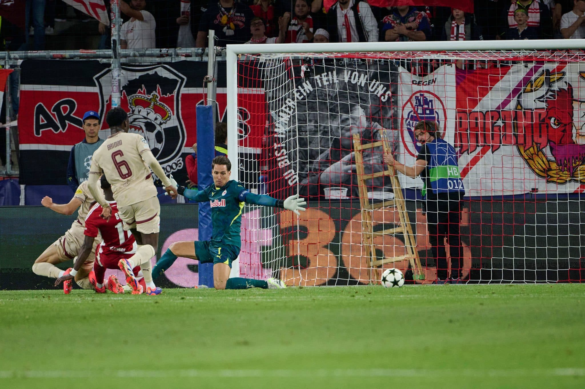 Abdallah Sima fez dois gols contra o Salzburg. Foto: Imago
