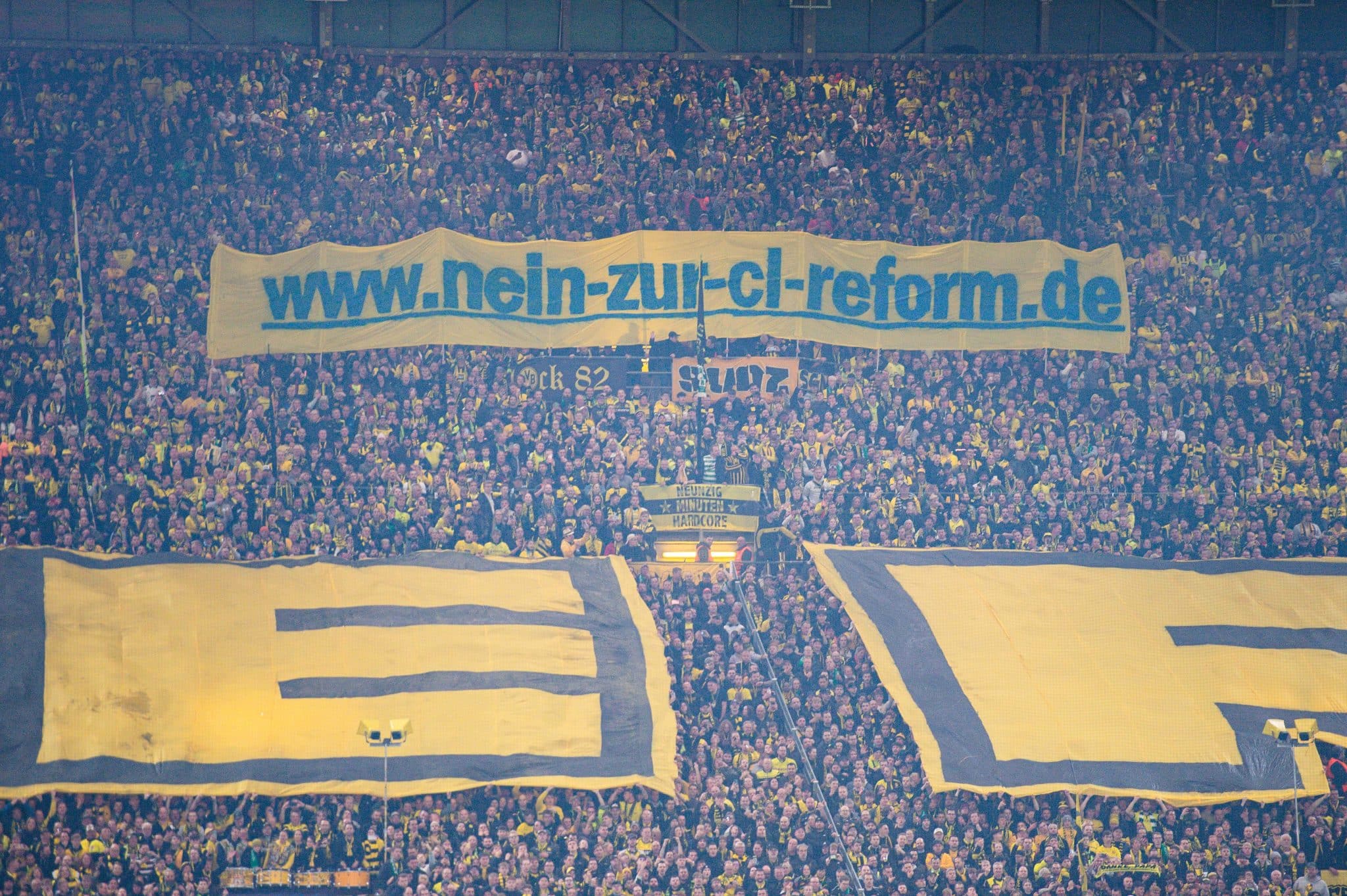 Foto: (Imago) - Torcedores do Borussia Dortmund promovem o site Reclaim the Game, que critica a mudan&ccedil;a de formato da Champions League implementada pela Uefa