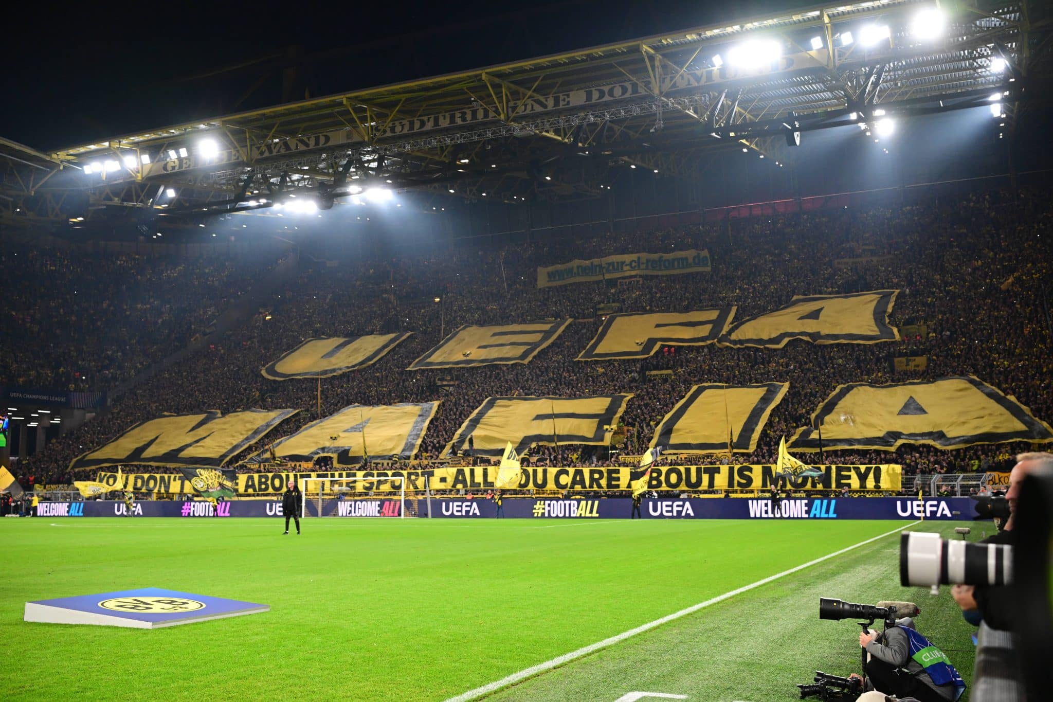 &lsquo;N&atilde;o se importa com o esporte&rsquo;: o protesto da torcida do Dortmund contra  a &lsquo;m&aacute;fia&rsquo; Uefa