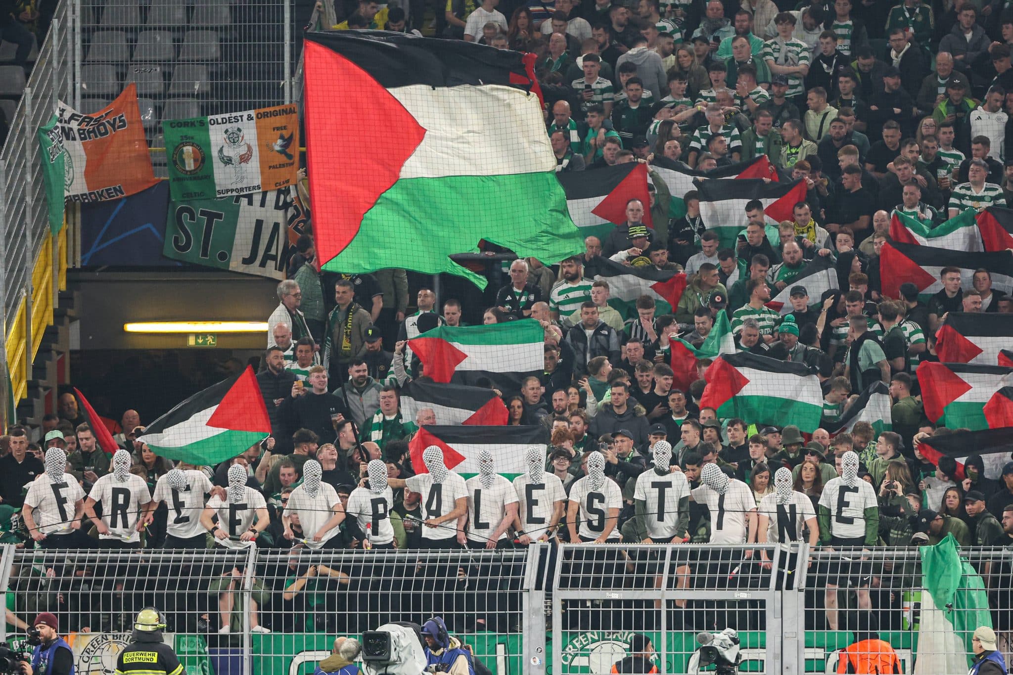 Enquanto torcedores do Dortmund protestavam contra a Uefa, a torcida do Cletic exibia bandeiras da Palestina e protestavam a favor da Palestina. Foto: Imago