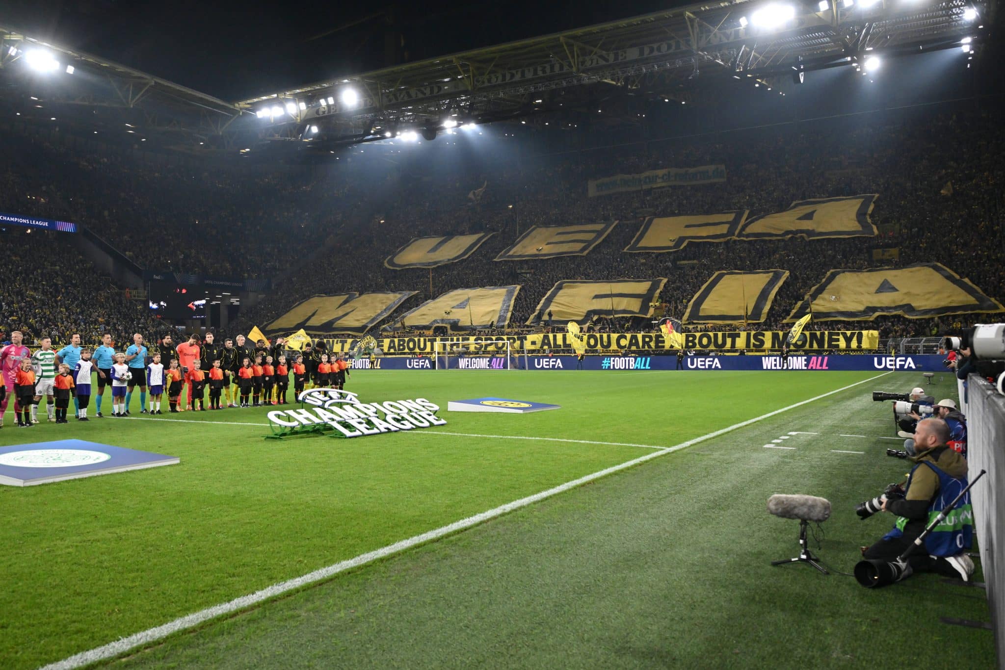 Protesto da torcida do Borussia Dortmund contra a Uefa em jogo da Champions League 2024/25. Foto: Imago