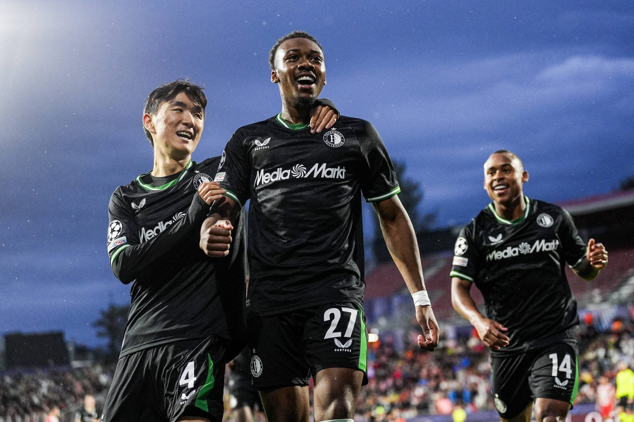 Brasileiro alvo do Liverpool decide jogo que teve tr&ecirc;s gols contra na Champions League