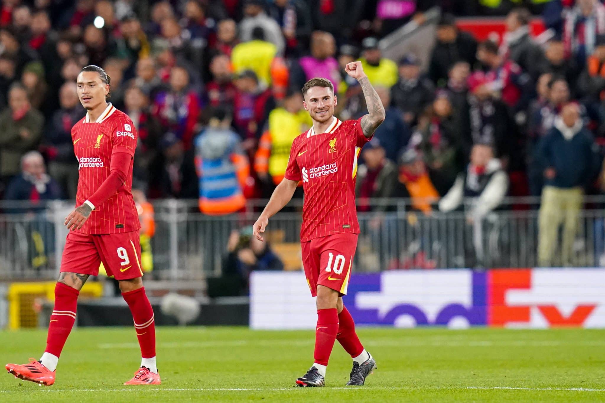 Mac Allister celebra gol pelo Liverpool 