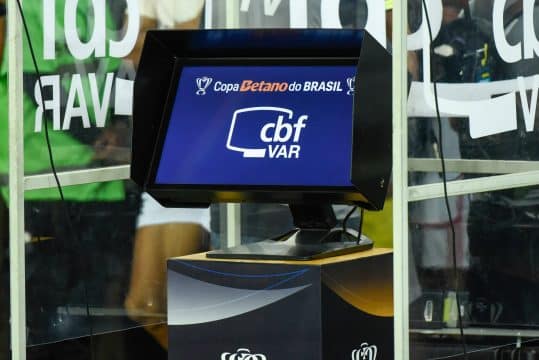 &Aacute;rbitro acusado de ofender Corinthians &eacute; escalado para a semifinal na Neo Qu&iacute;mica Arena