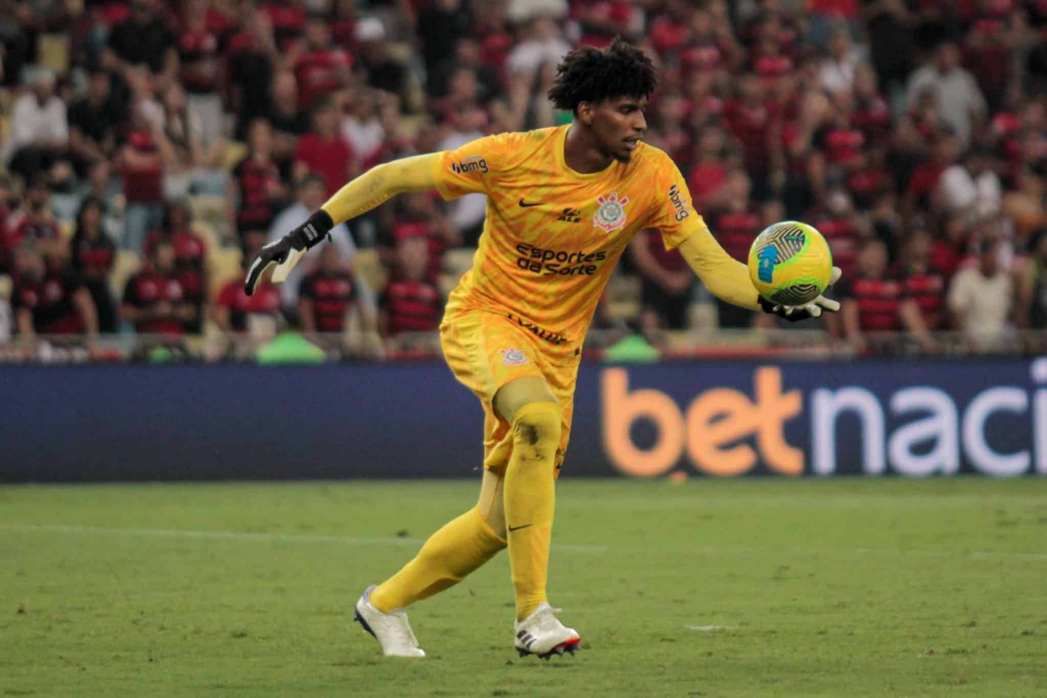 Duelo entre Corinthians e Flamengo por Hugo Souza n&atilde;o acabou ap&oacute;s semi da Copa do Brasil
