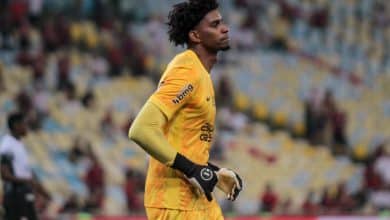 Corinthians pretende esticar a corda para comprar Hugo Souza, mas v&ecirc; vit&oacute;ria do Flamengo nos bastidores