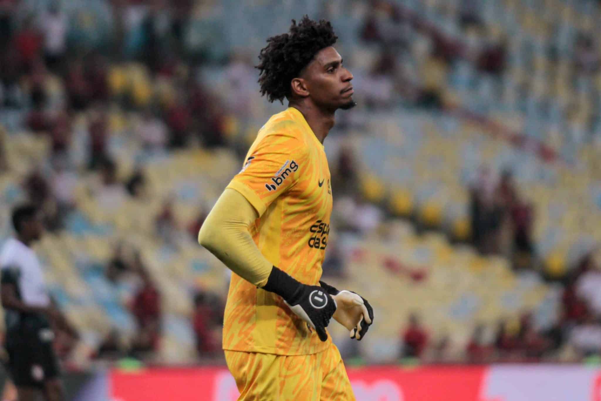 Corinthians pretende esticar a corda para comprar Hugo Souza, mas v&ecirc; vit&oacute;ria do Flamengo nos bastidores