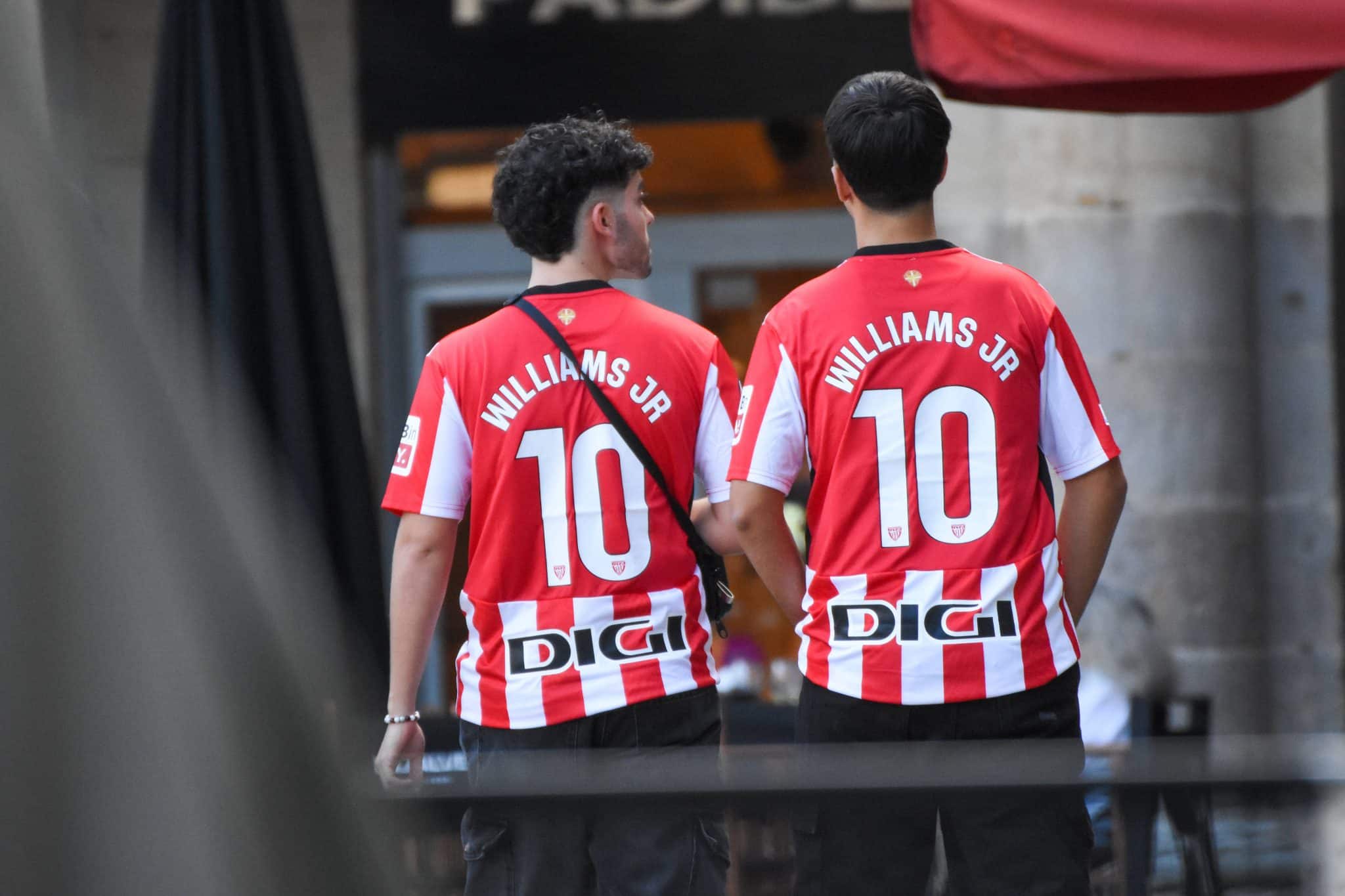 Torcedores usam camisa de Nico Williams. Foto: Imago