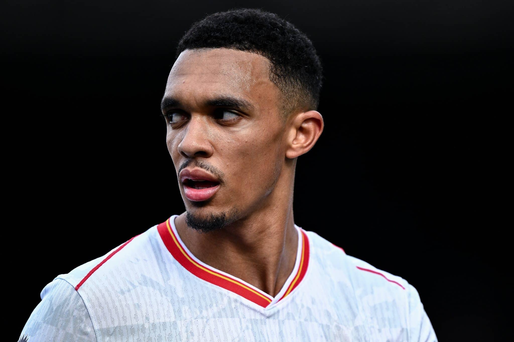 Na mira do Real Madrid, Alexander-Arnold j&aacute; se declarou f&atilde; do Barcelona