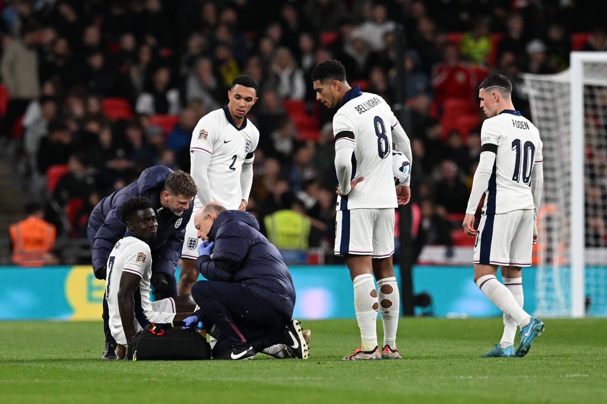 Saka recebe atendimento m&eacute;dico no gramado de Wembley
