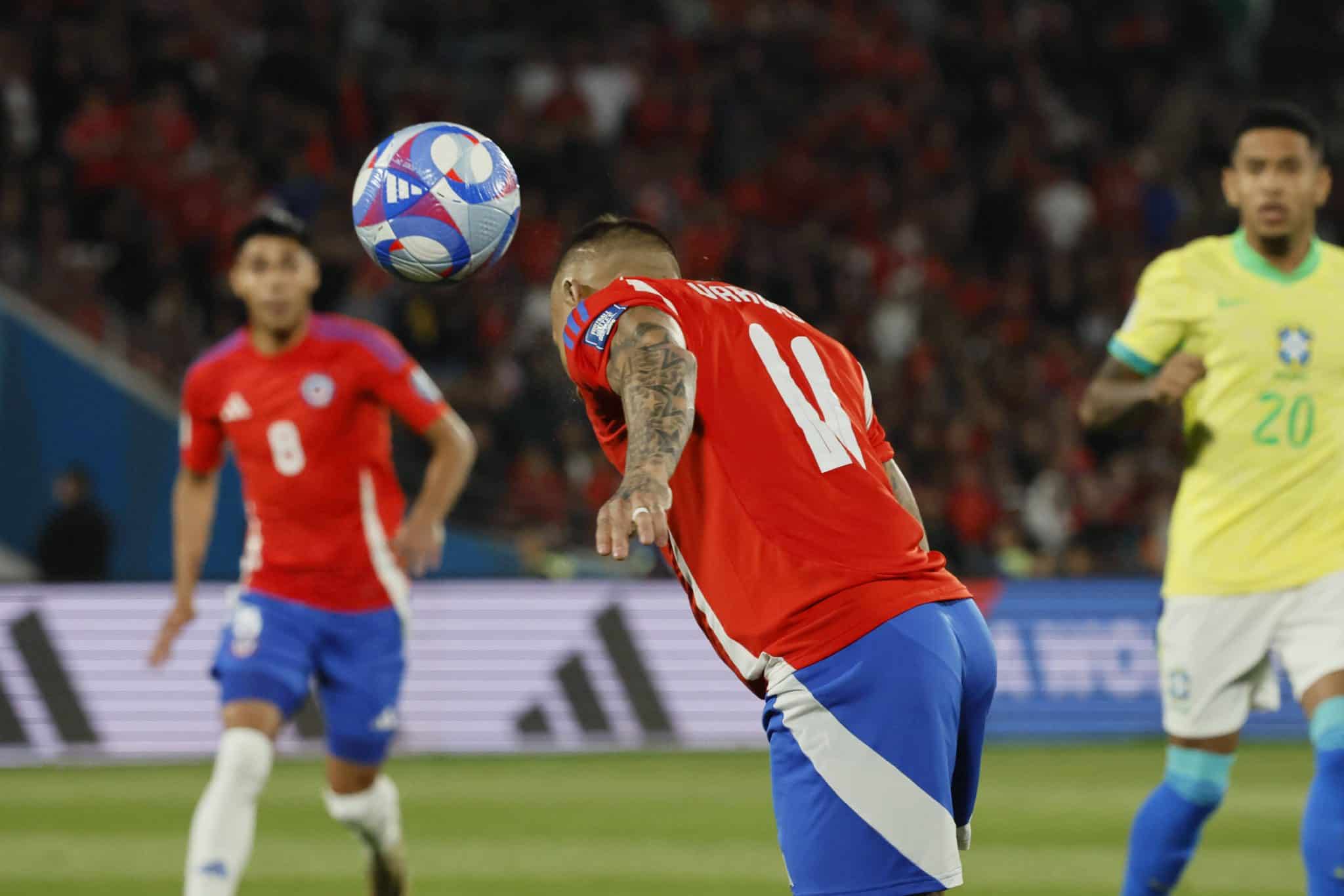 Vargas aproveita desaten&ccedil;&atilde;o do Brasil para abrir o placar