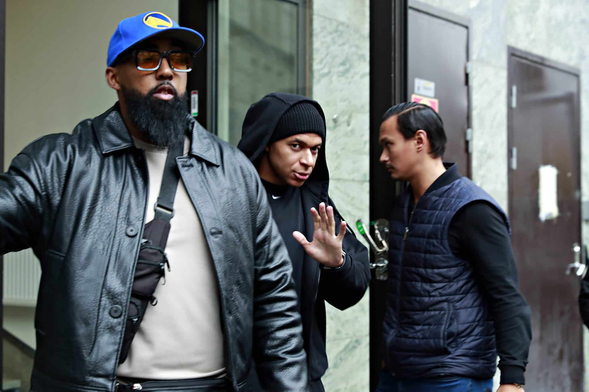 Mbapp&eacute; deixando o hotel que ficou hospedado em Estocolmo