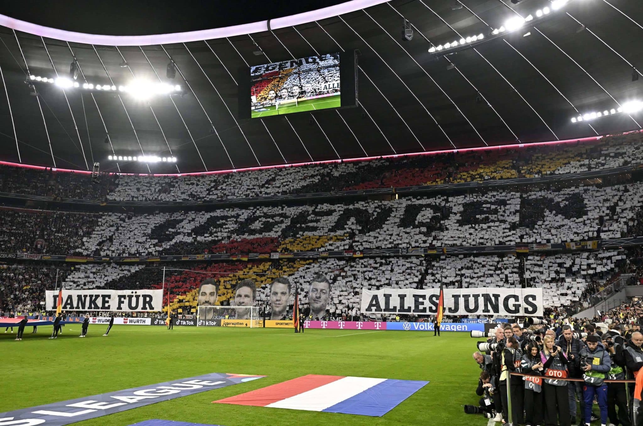 A homenagem na Allianz Arena para as lendas da Alemanha