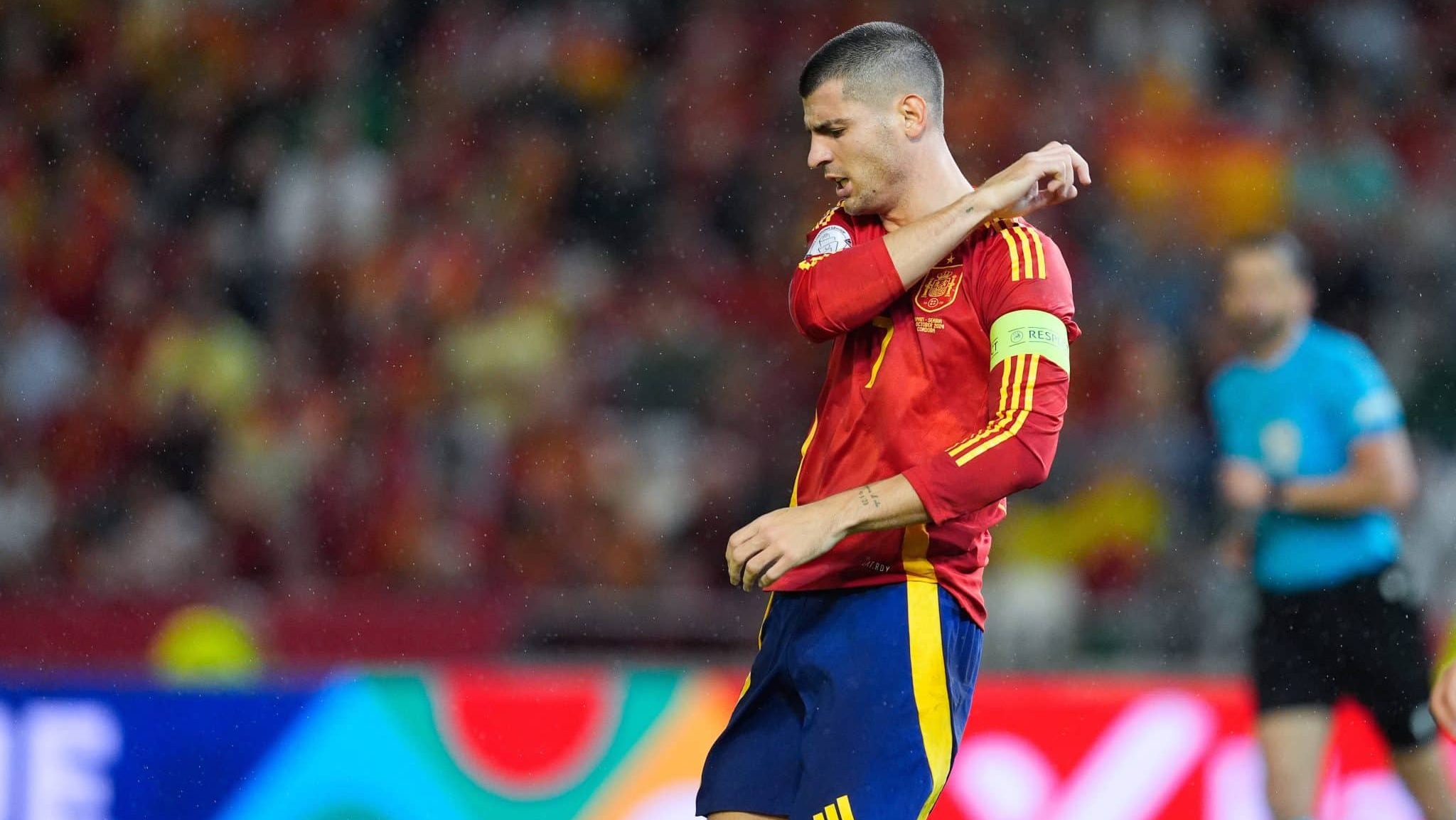 &Aacute;lvaro Morata vai de vil&atilde;o a her&oacute;i em passeio da Espanha sobre a S&eacute;rvia