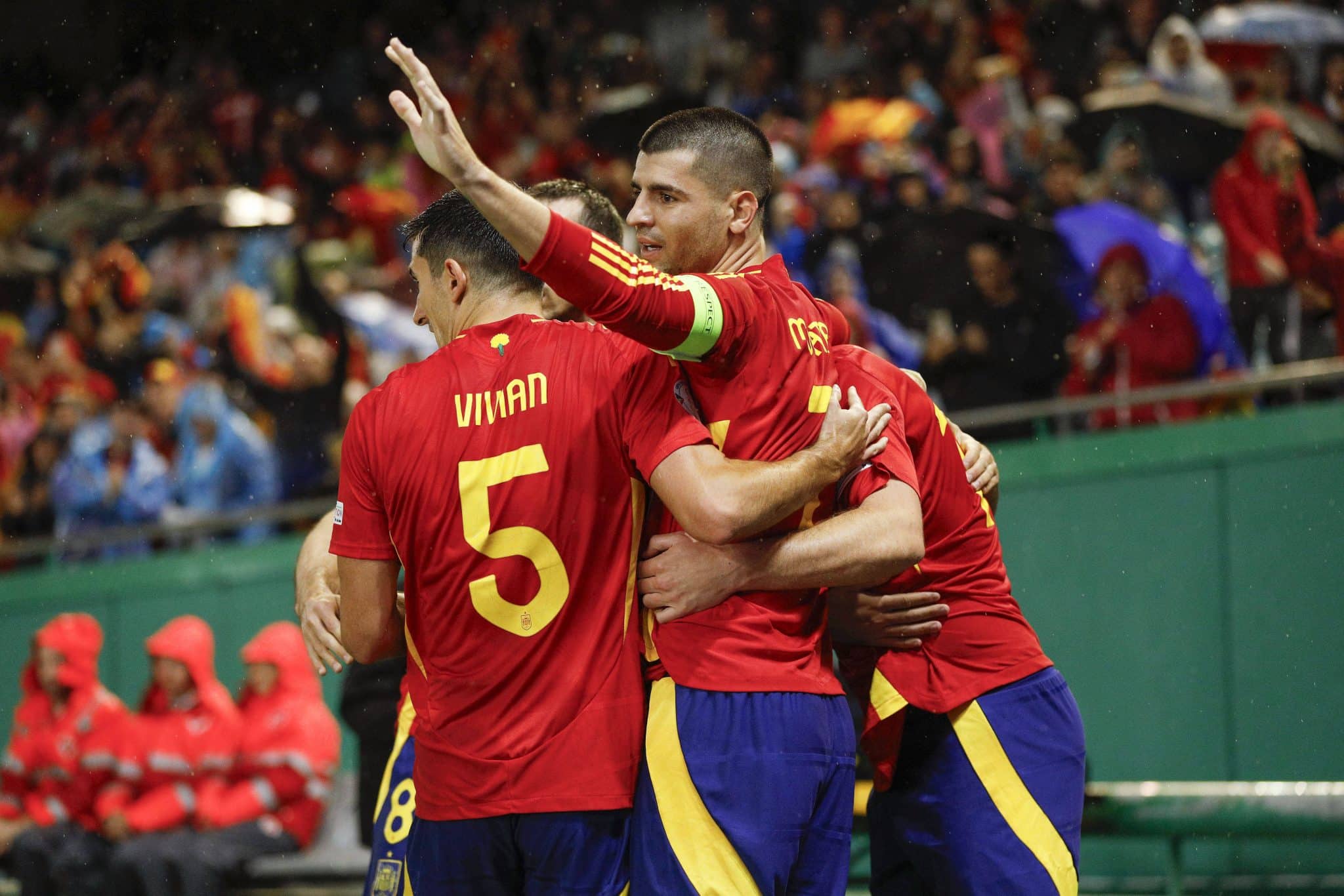 Foto: (Imago) - Morata &eacute; celebrado pelos jogadores da Espanha
