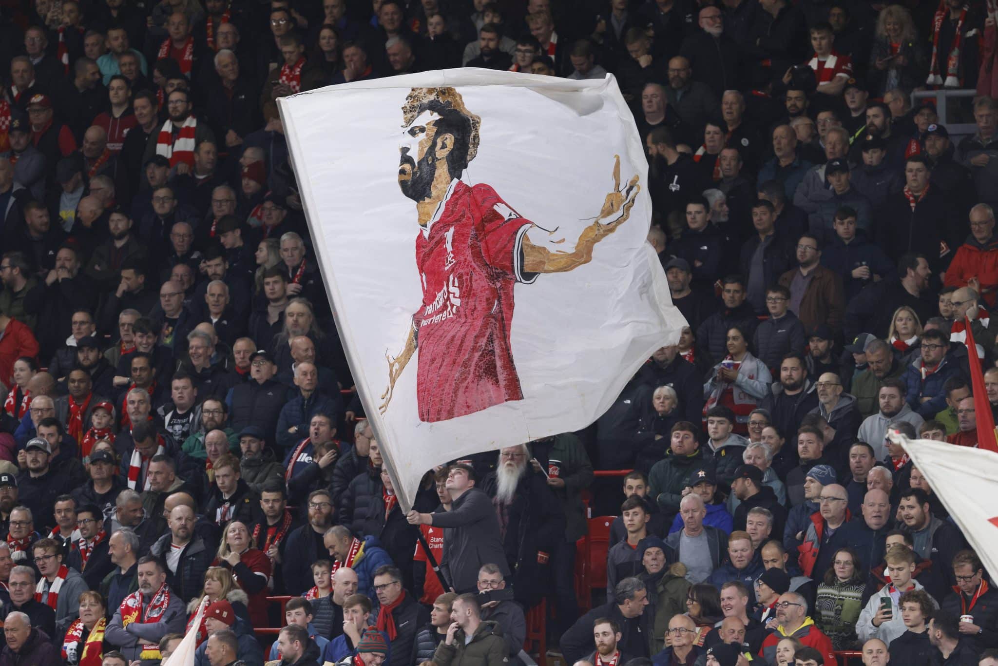 Bandeira de Mohamed Salah em um jogo do Liverpool. Foto: Imago