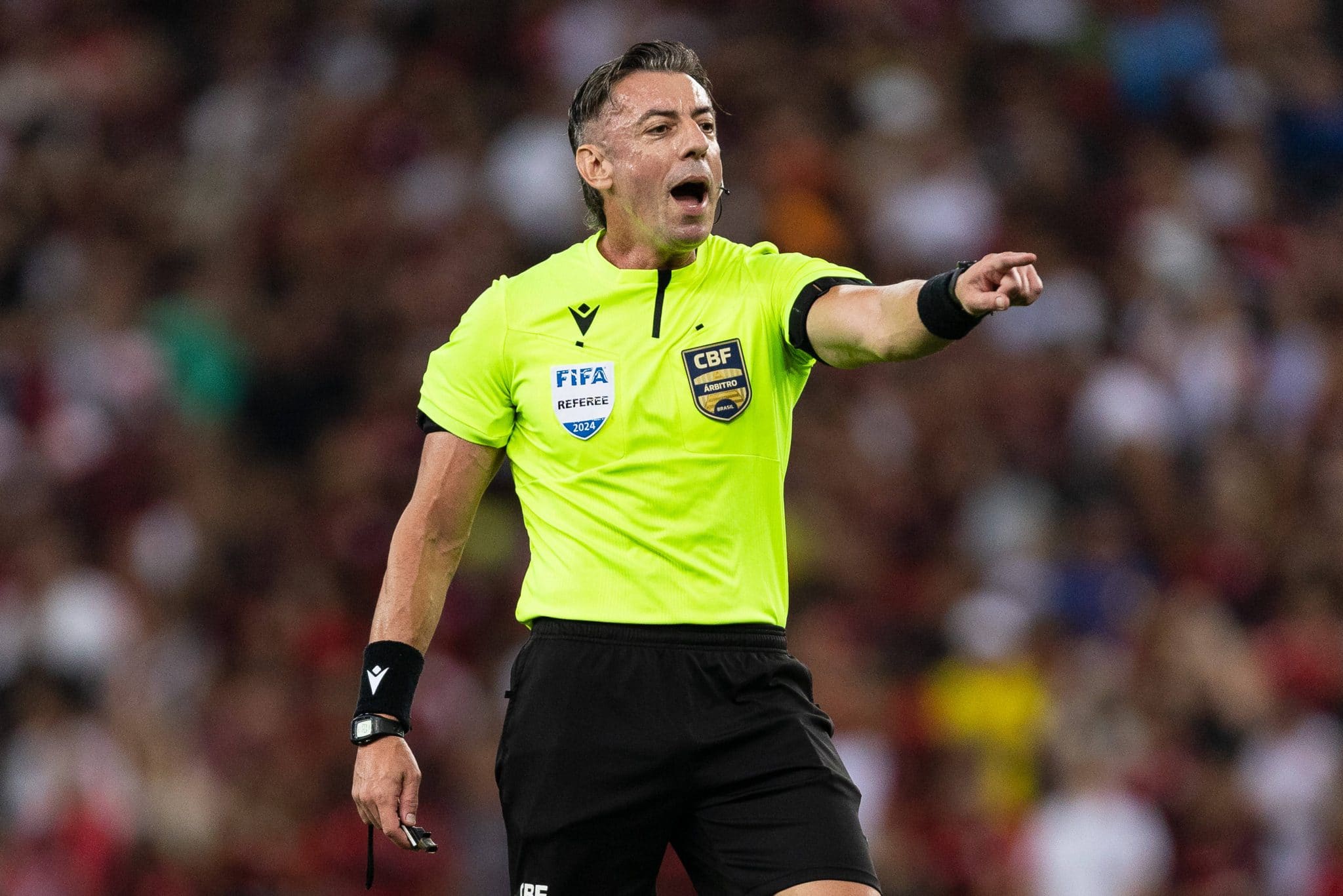 Raphael Claus viu p&ecirc;nalti de L&eacute;o Pereira em Marquinhos na cabine do VAR - Foto: Imago