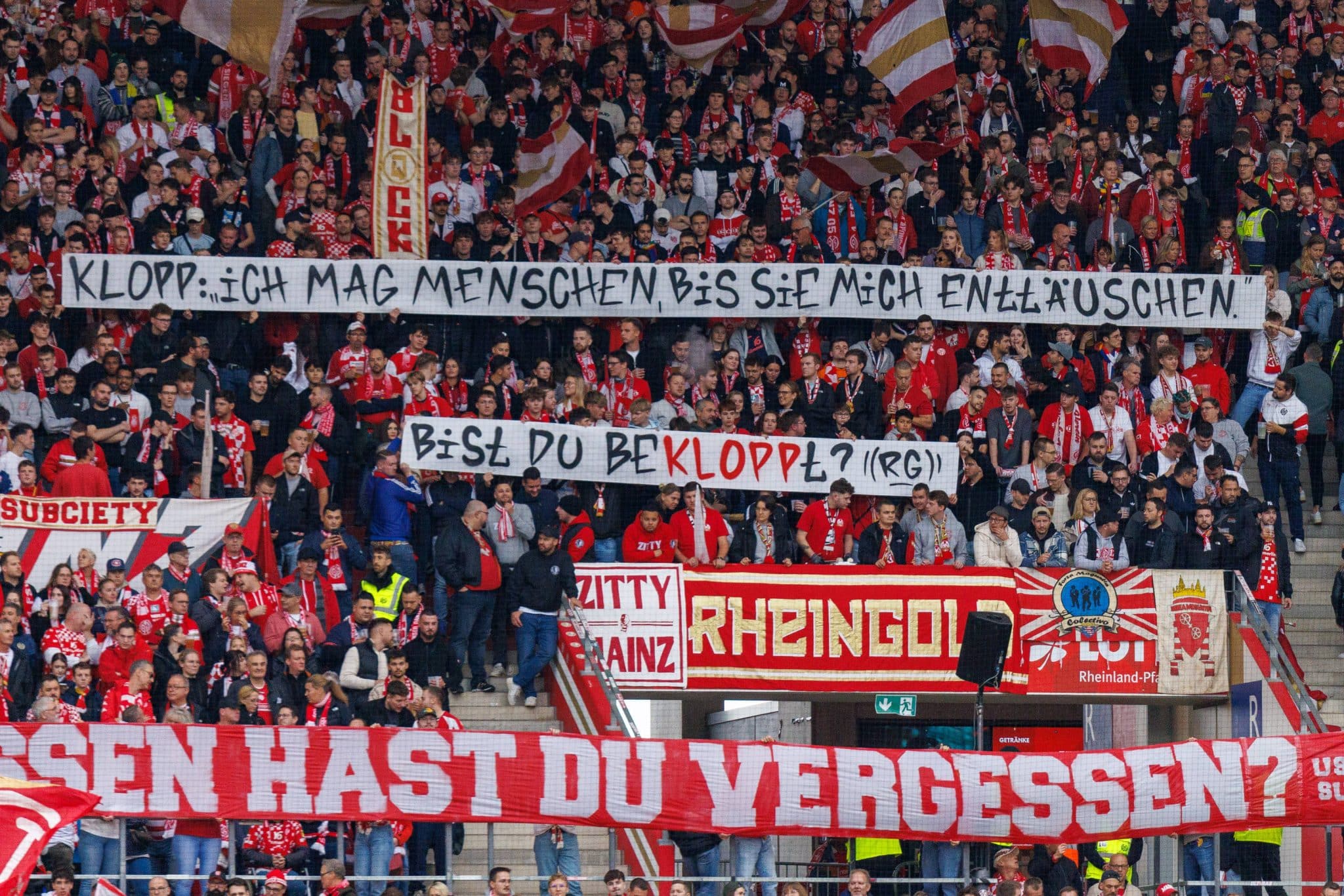 Foto: (Imago) - Trocedores do Mainz estenderam faixas de protesto a Klopp assinar com a Red Bull com dizeres &lsquo;Voc&ecirc; est&aacute; louco?&rsquo; e &lsquo;Voc&ecirc; esqueceu tudo o que fizemos voc&ecirc; se tornar?