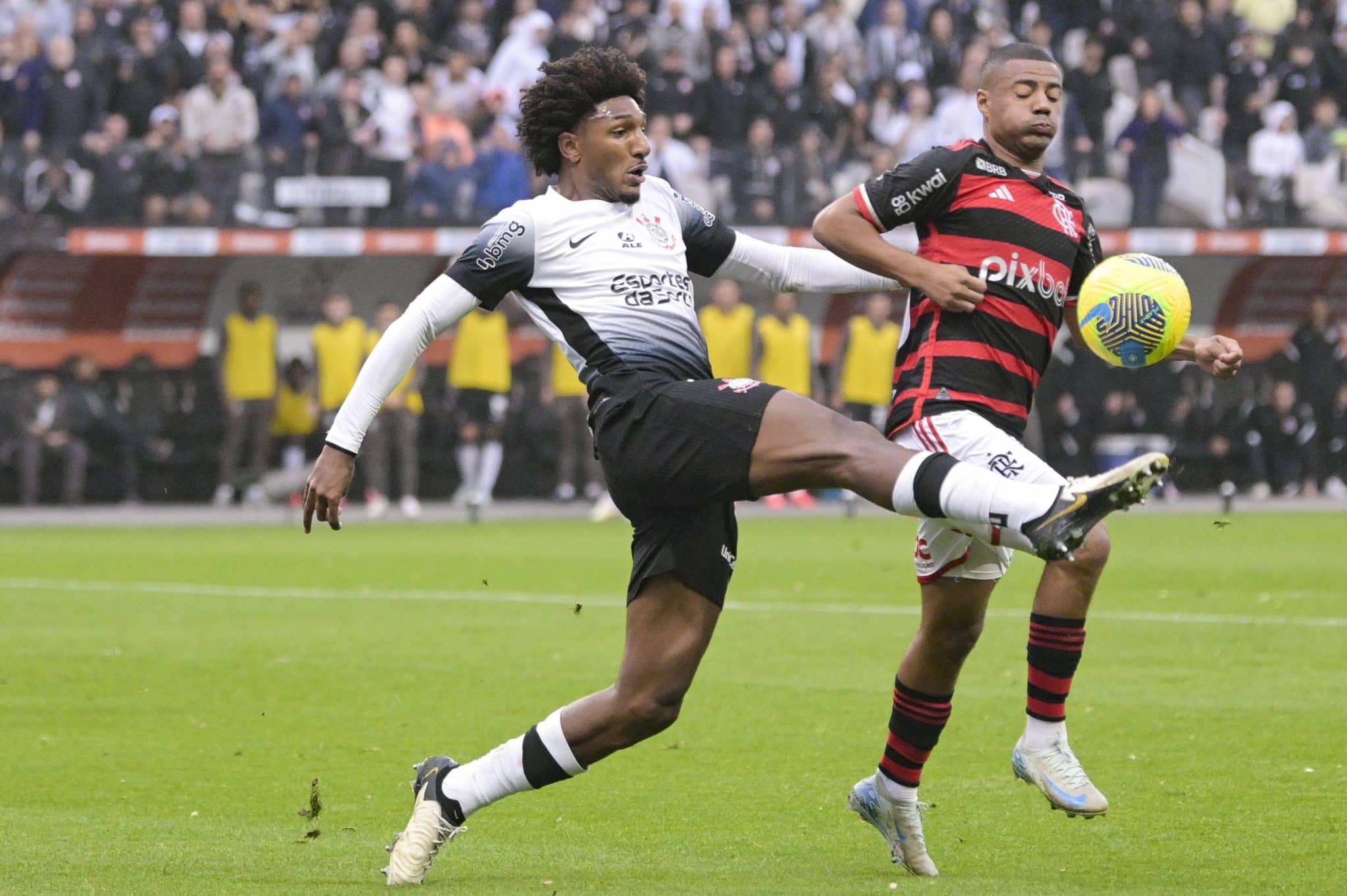 De la Cruz em a&ccedil;&atilde;o na Neo Qu&iacute;mica Arena 