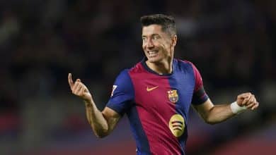 Lewandowski se equipara a Messi e Cristiano Ronaldo ao comandar passeio do Barcelona