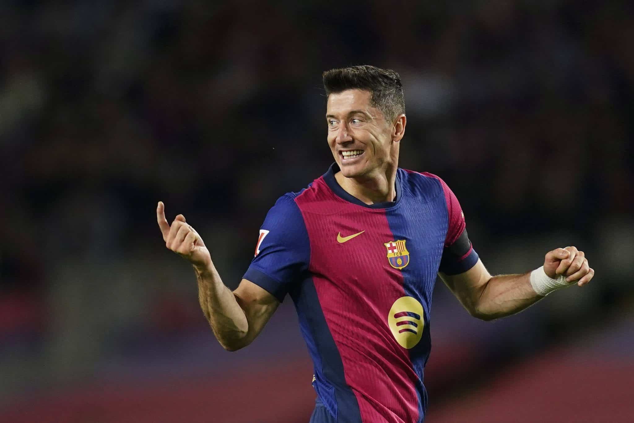 Lewandowski se equipara a Messi e Cristiano Ronaldo ao comandar passeio do Barcelona