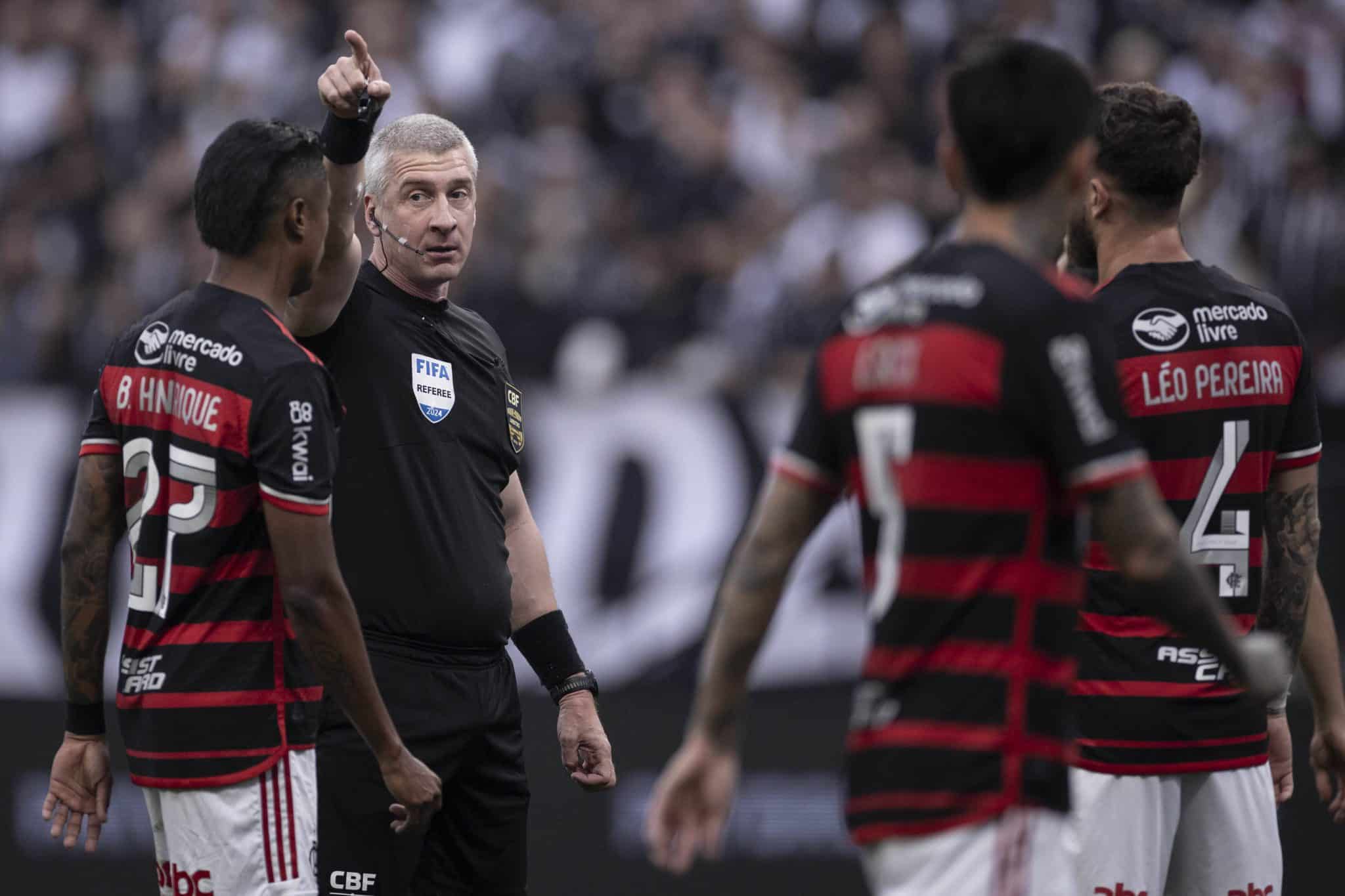 Daronco recebeu camisa do Flamengo ap&oacute;s elimina&ccedil;&atilde;o do Corinthians? Entenda o que aconteceu