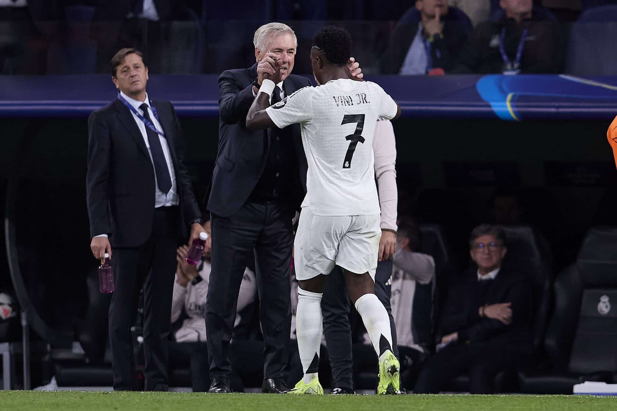 Ancelotti cumprimenta Vini Jr durante Real Madrid 5 x 2 Borussia Dortmund