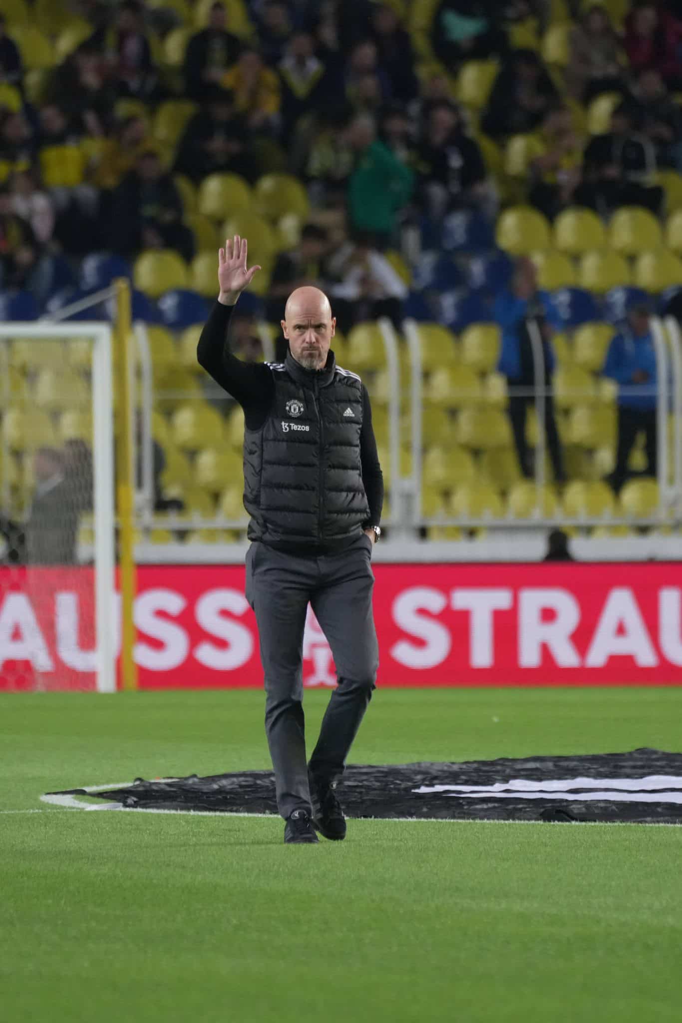 Dominado por Mourinho, ten Hag testa paci&ecirc;ncia do Manchester United ap&oacute;s novo trope&ccedil;o