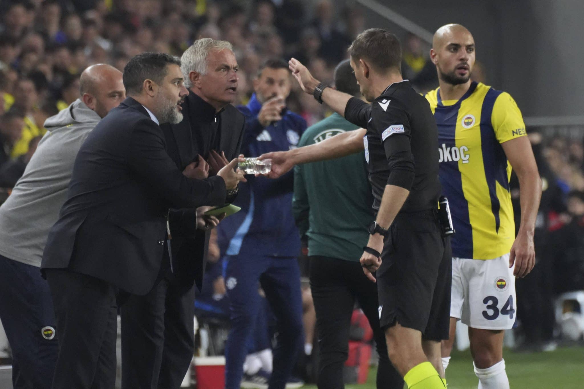 Momento em que Mourinho &eacute; expulso de campo pelo &aacute;rbitro de Fenerbah&ccedil;e x Manchester United 