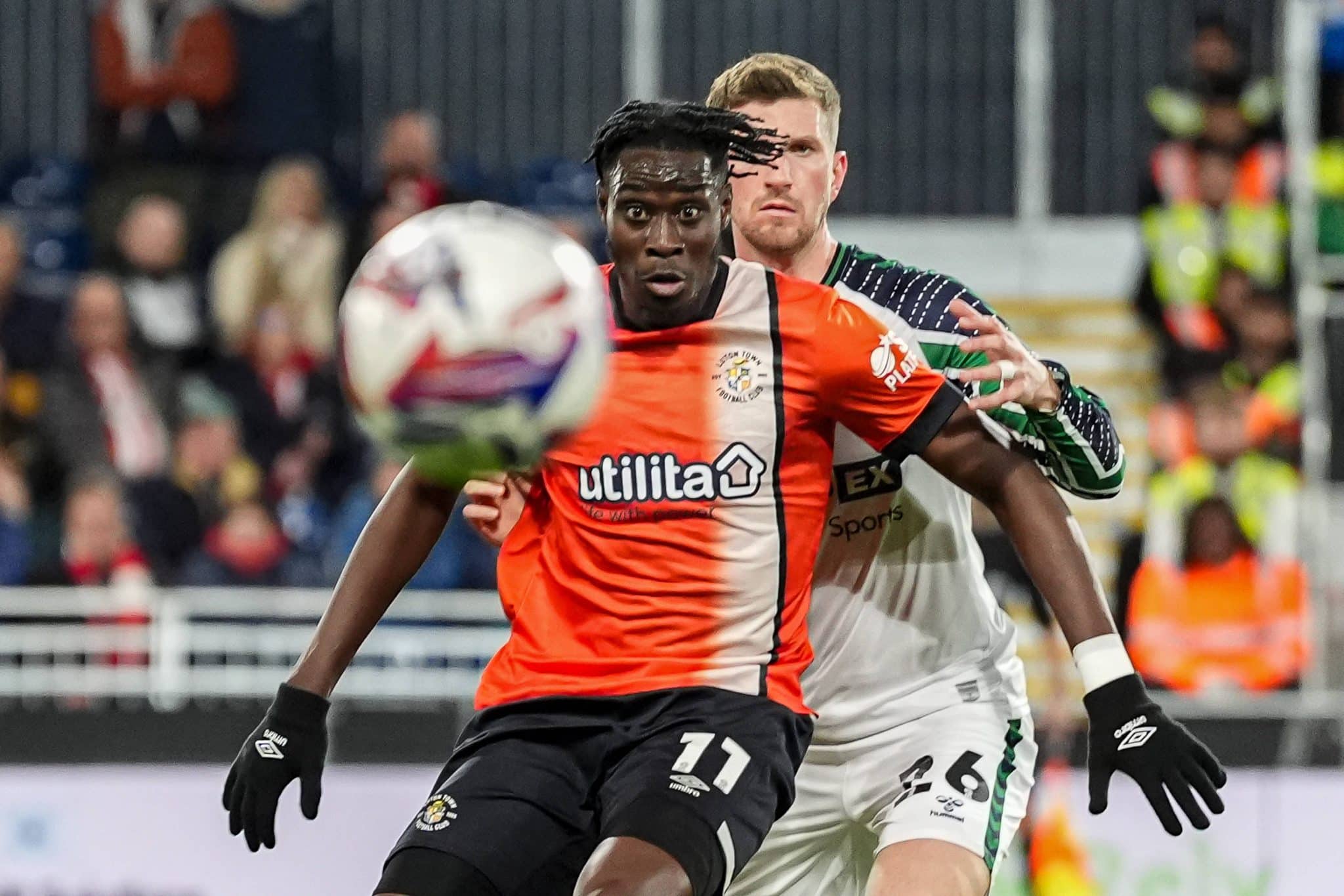 Adebayo em a&ccedil;&atilde;o pelo Luton Town 