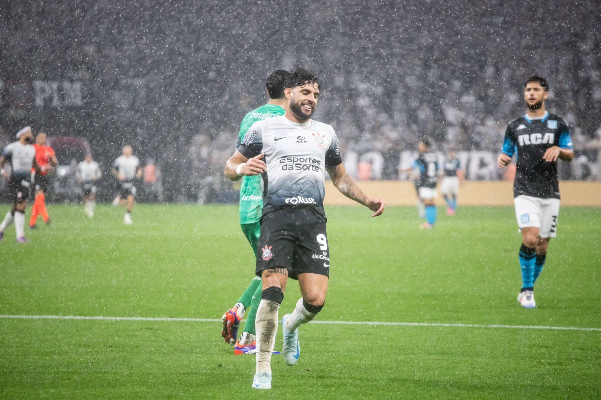 Corinthians trope&ccedil;a em erros repetidos e v&ecirc; cen&aacute;rio ca&oacute;tico cada vez mais pr&oacute;ximo