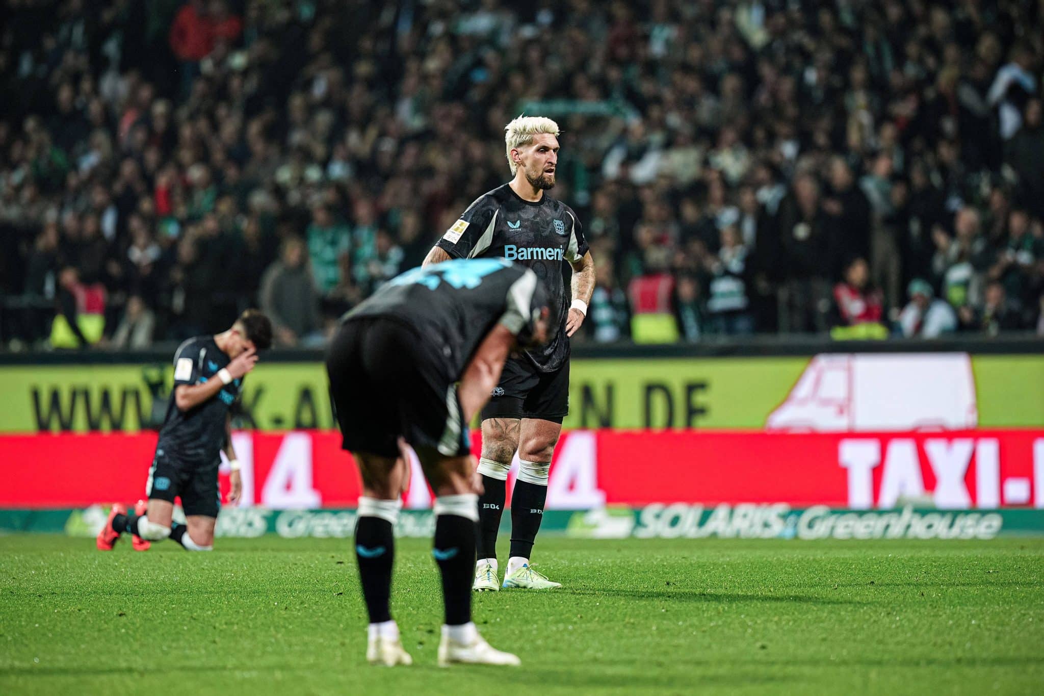 Jogadores do Leverkusen lamentam empate. Foto: Imago