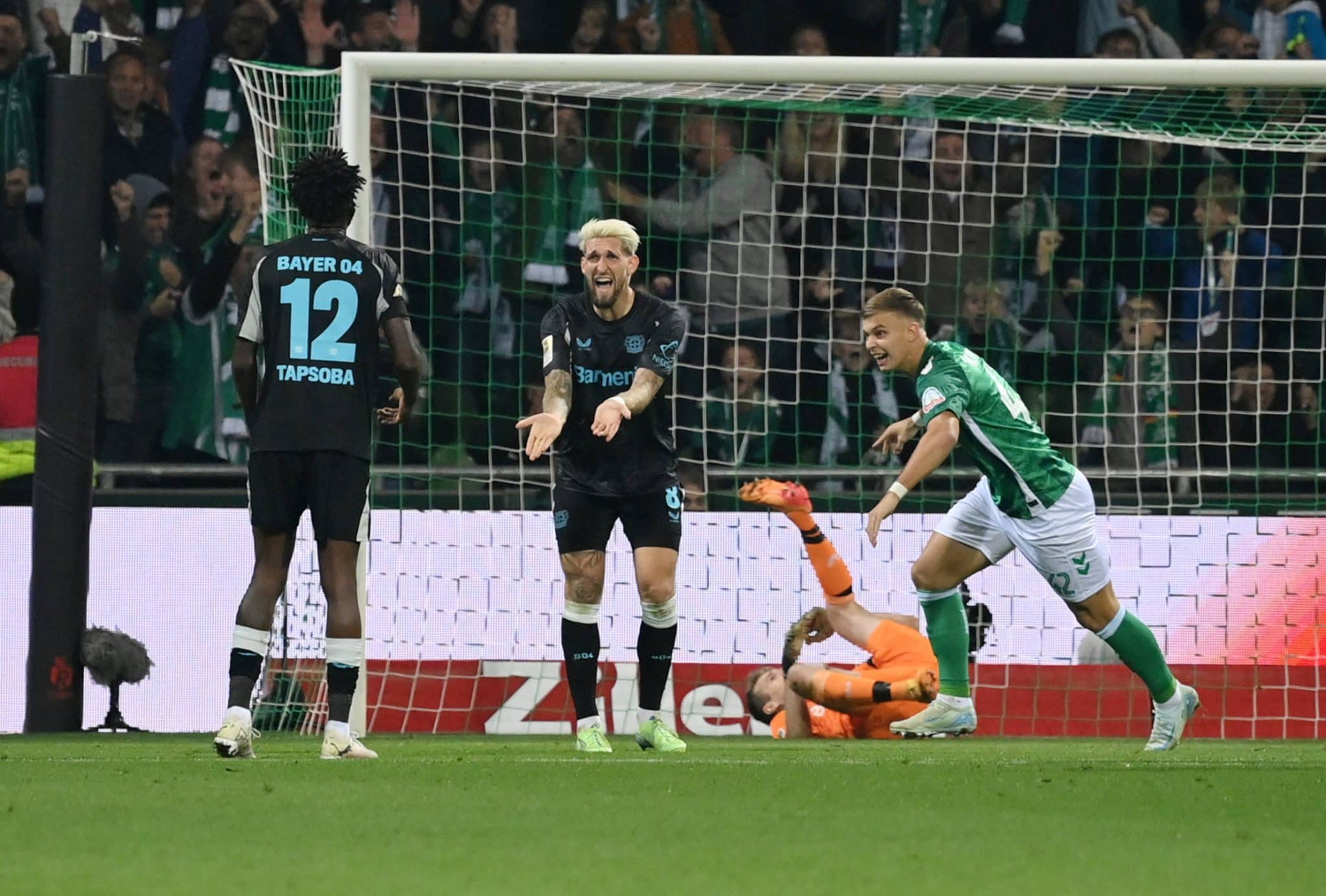 Bayer Leverkusen prova do seu pr&oacute;prio veneno em in&iacute;cio irreconhec&iacute;vel na Bundesliga