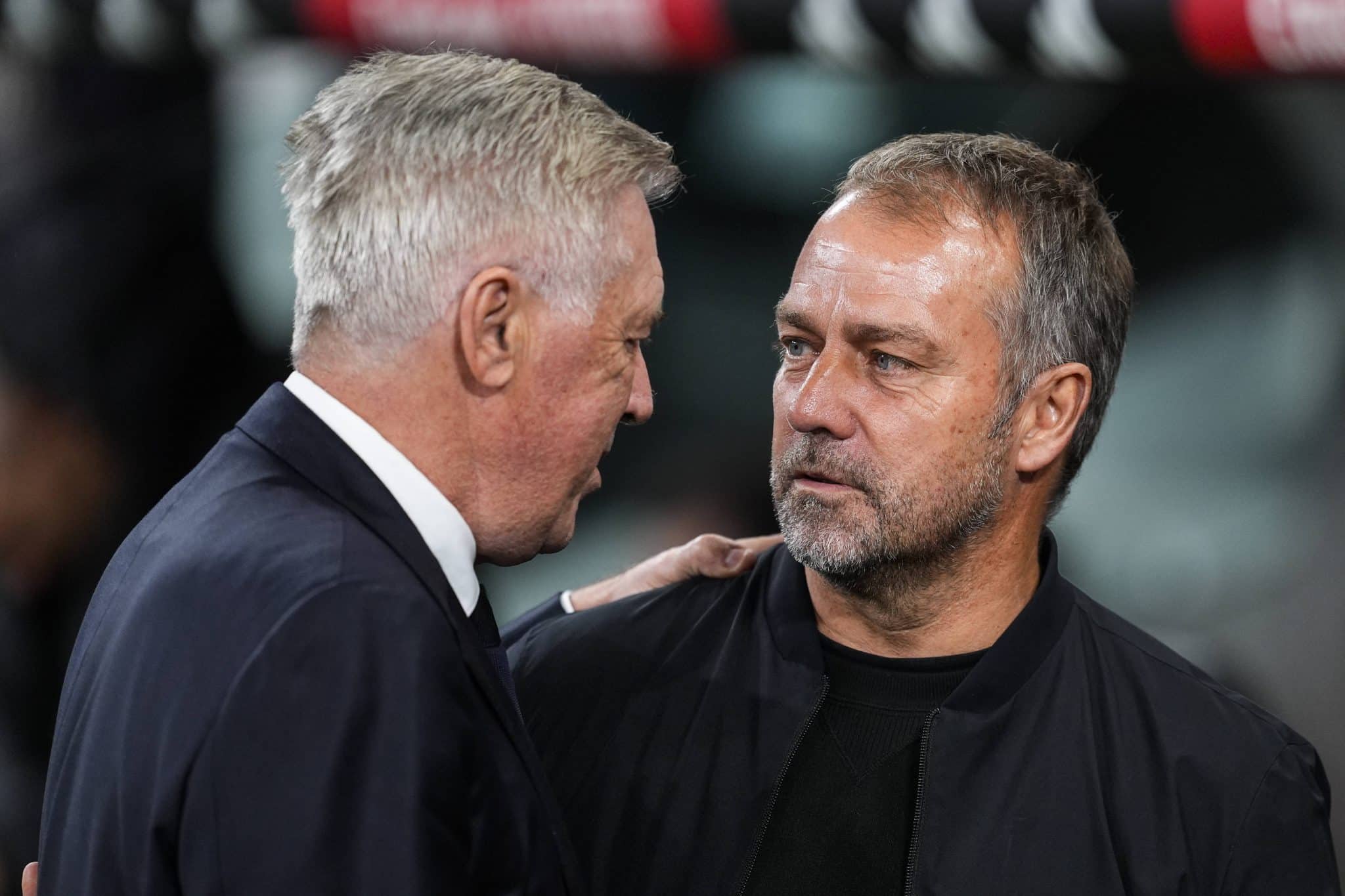 Foto: (Imago) - Carlo Ancelotti, t&eacute;cnico do Real Madrid, e Hansi Flick, t&eacute;cnico do Barcelona