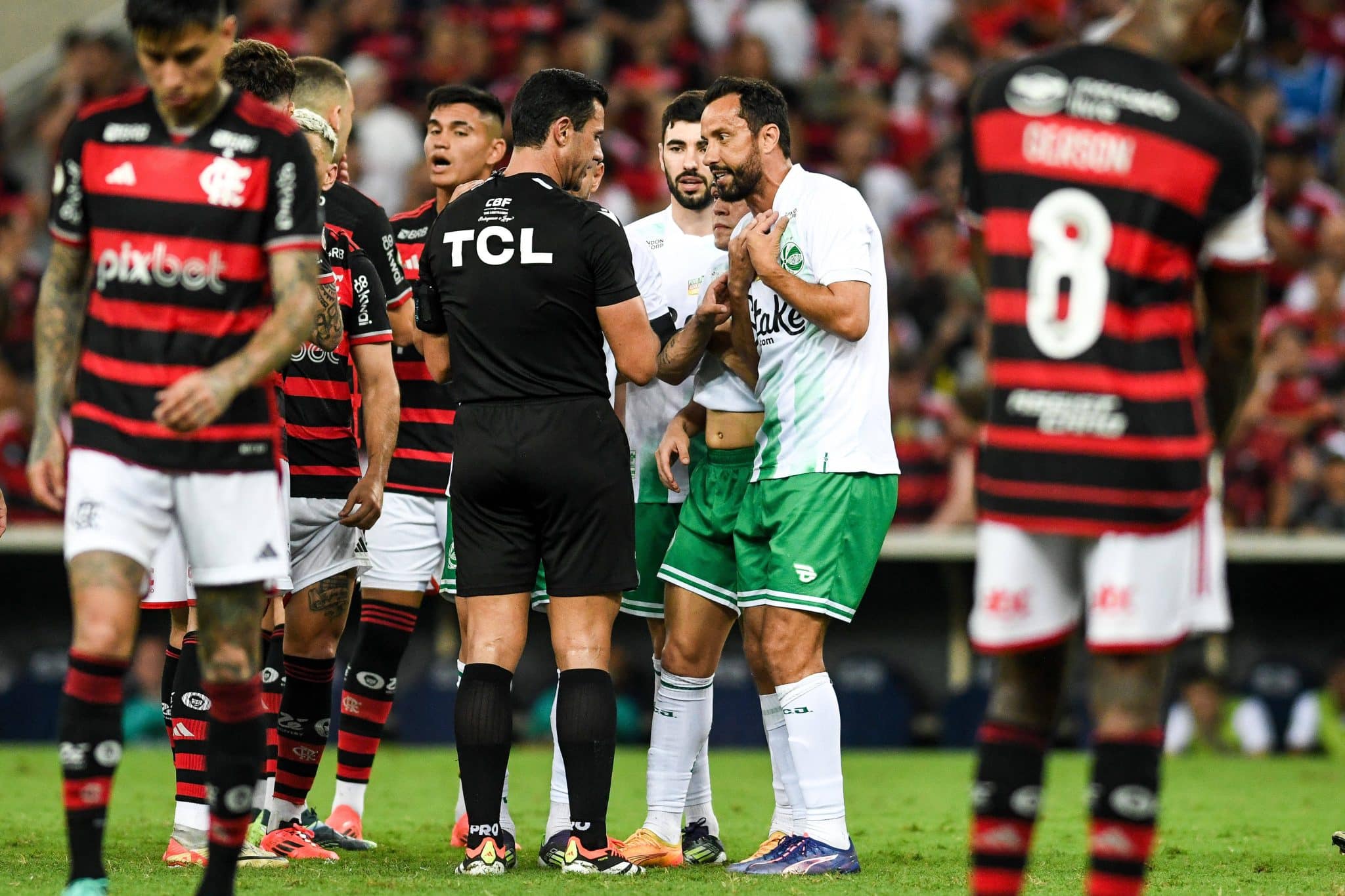 Foto: (Imago) - Nen&ecirc; foi expulso por reclama&ccedil;&atilde;o em Flamengo x Juventude