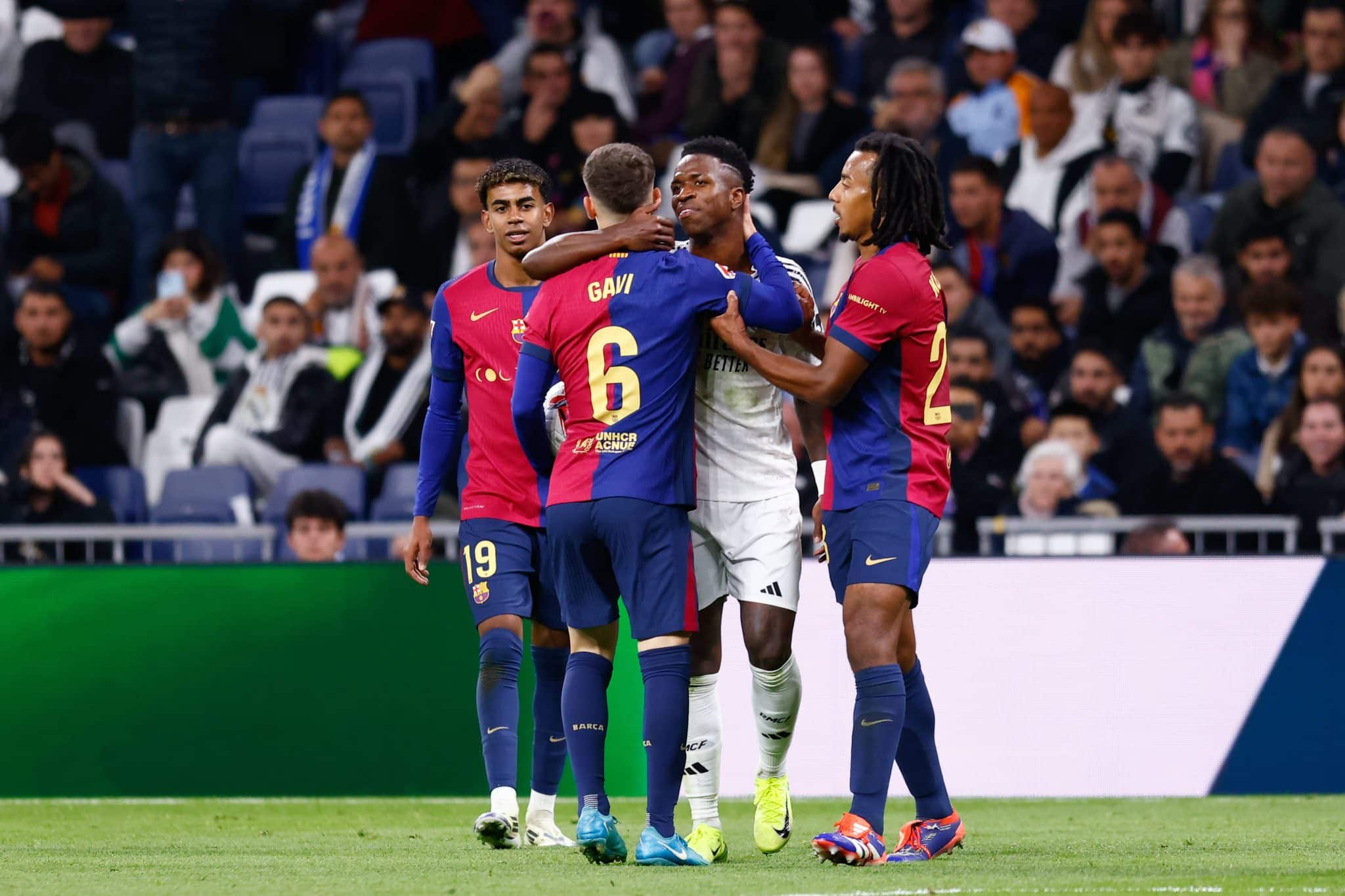 Vini Jr sai em defesa de jogadores do Barcelona ap&oacute;s racismo de torcedores do Real Madrid