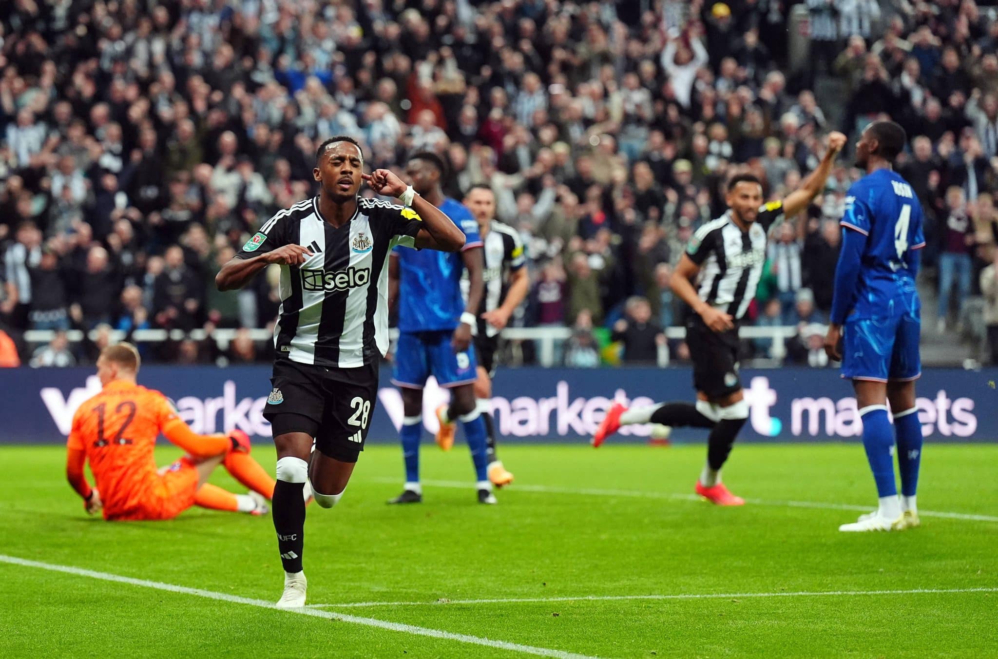 Joe Willock celebra gol contra de Disasi em Newcastle x Chelsea