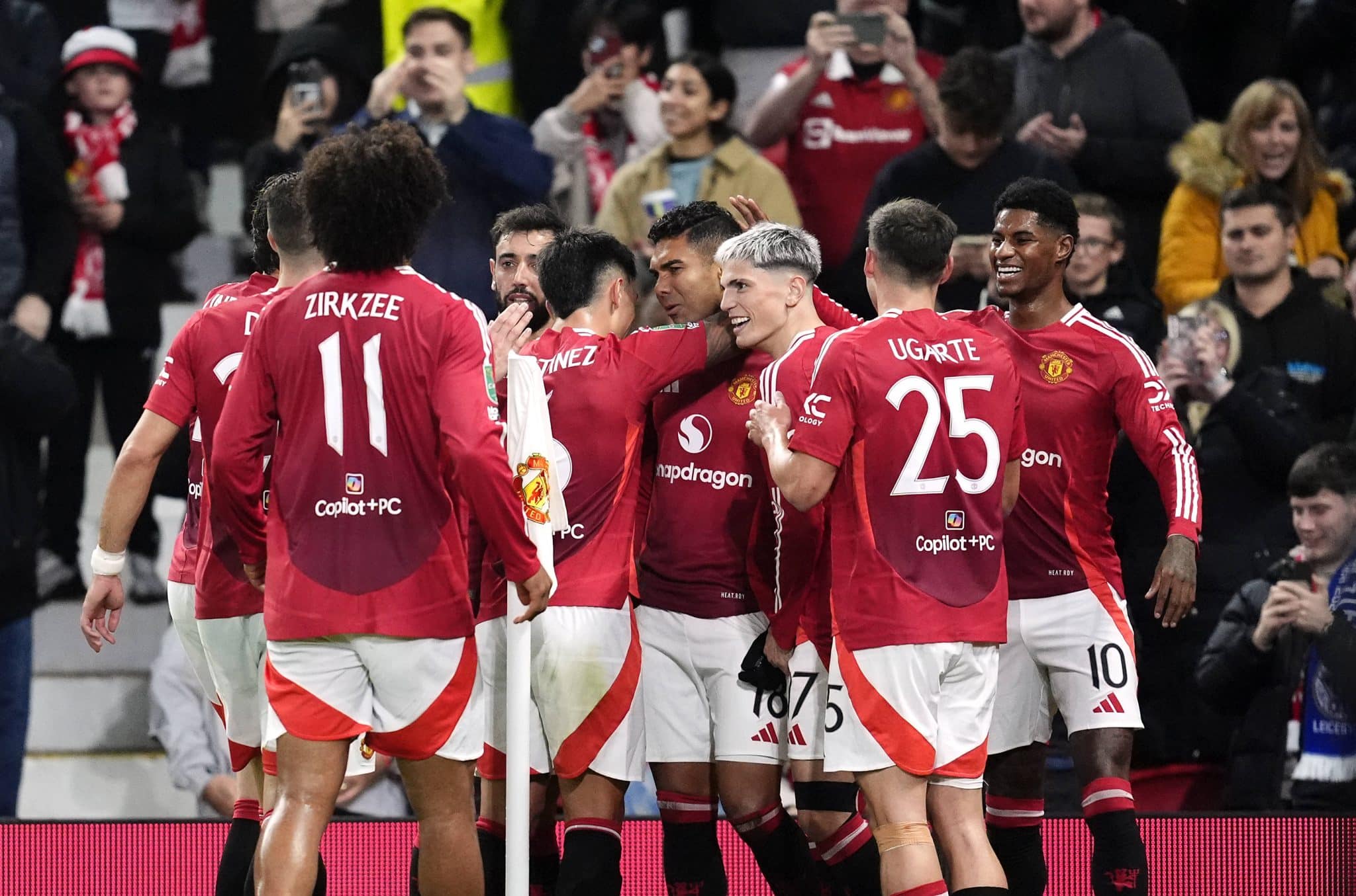 Foto: (Imago) - Casemiro foi celebrado por seus companheiros de Manchester United