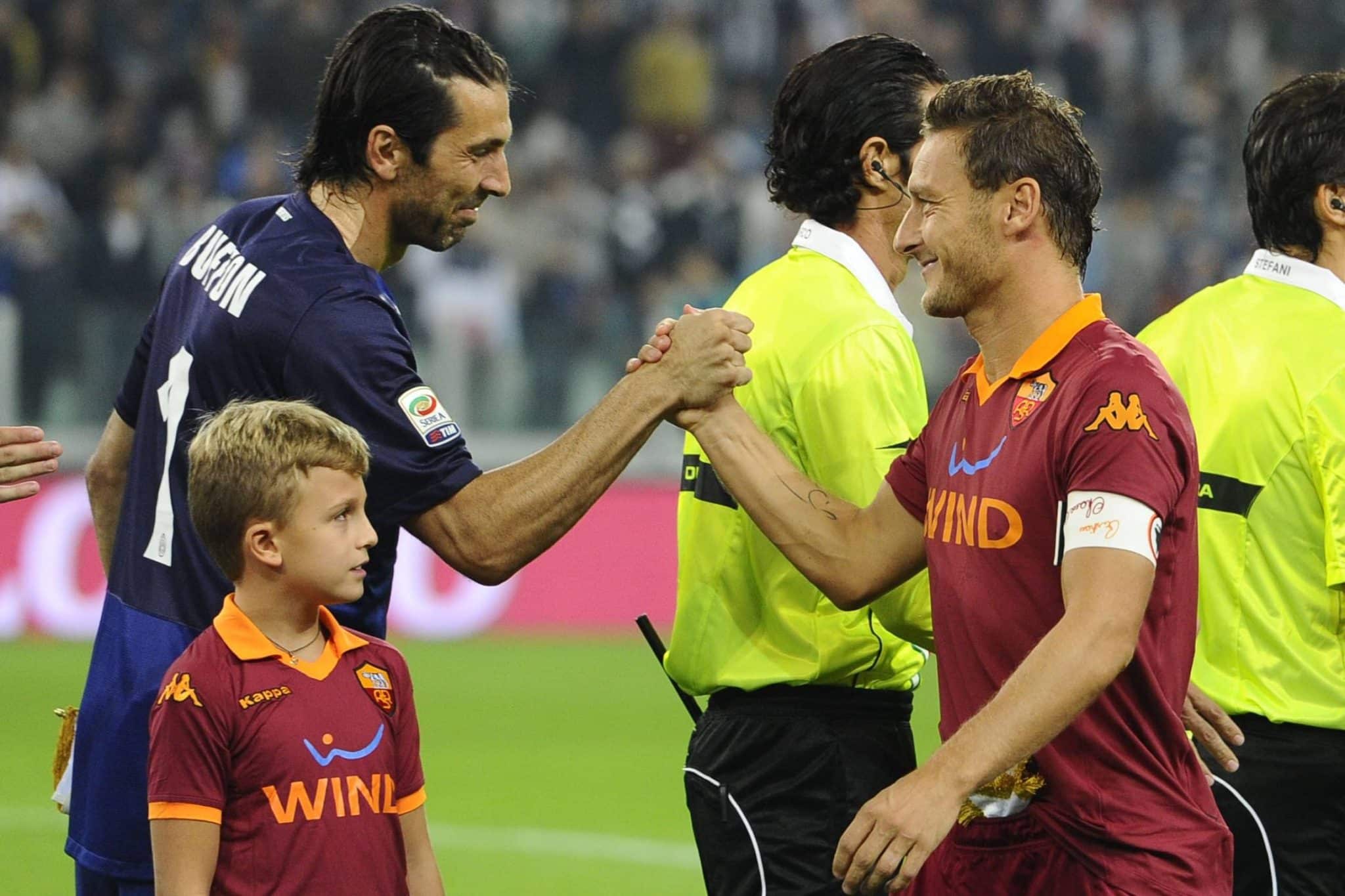 Totti e Buffon se cumprimentam