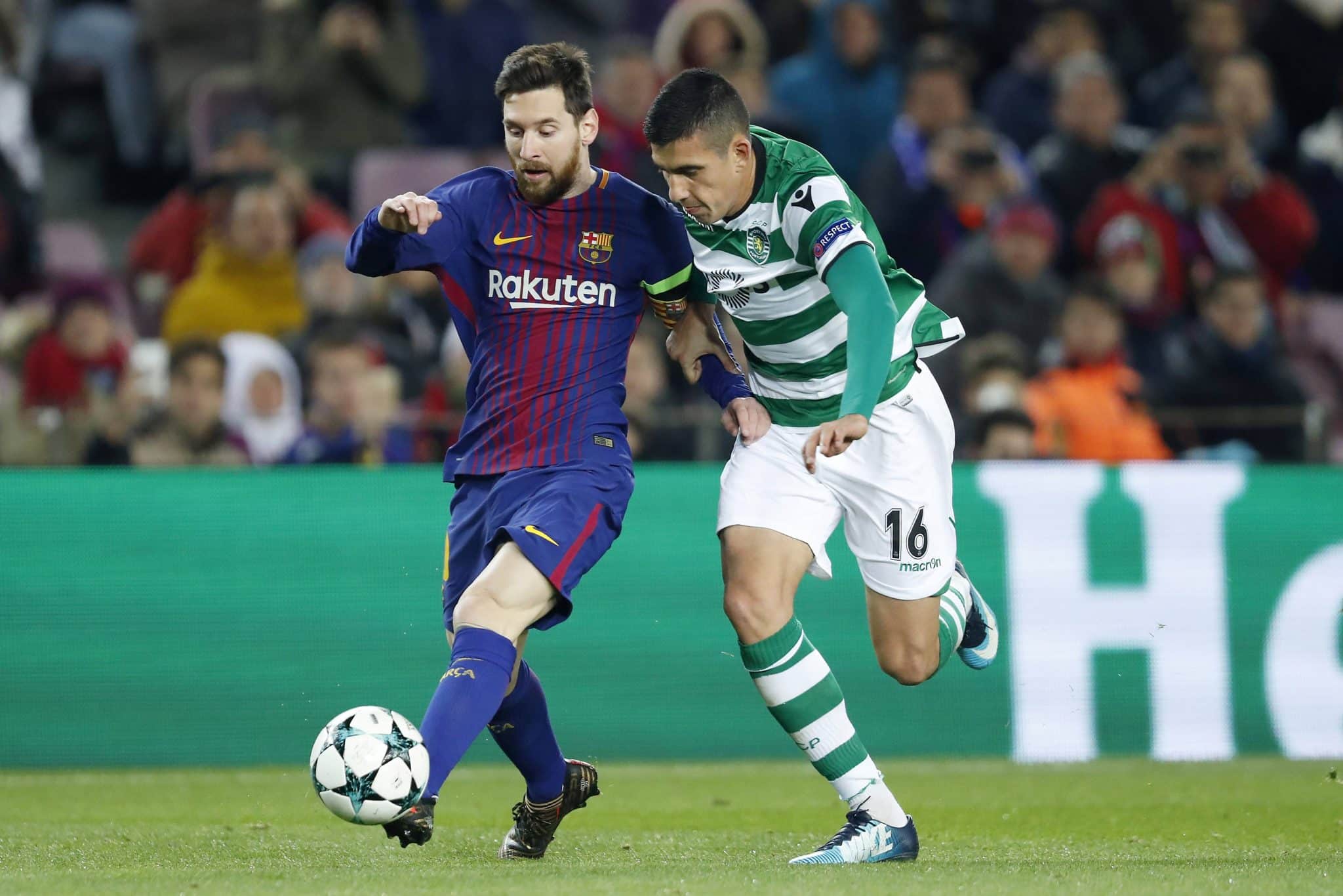 Foto: (Imago) - Rodrigo Battaglia pelo Sporting marcando Lionel Messi, ent&atilde;o no Barcelona
