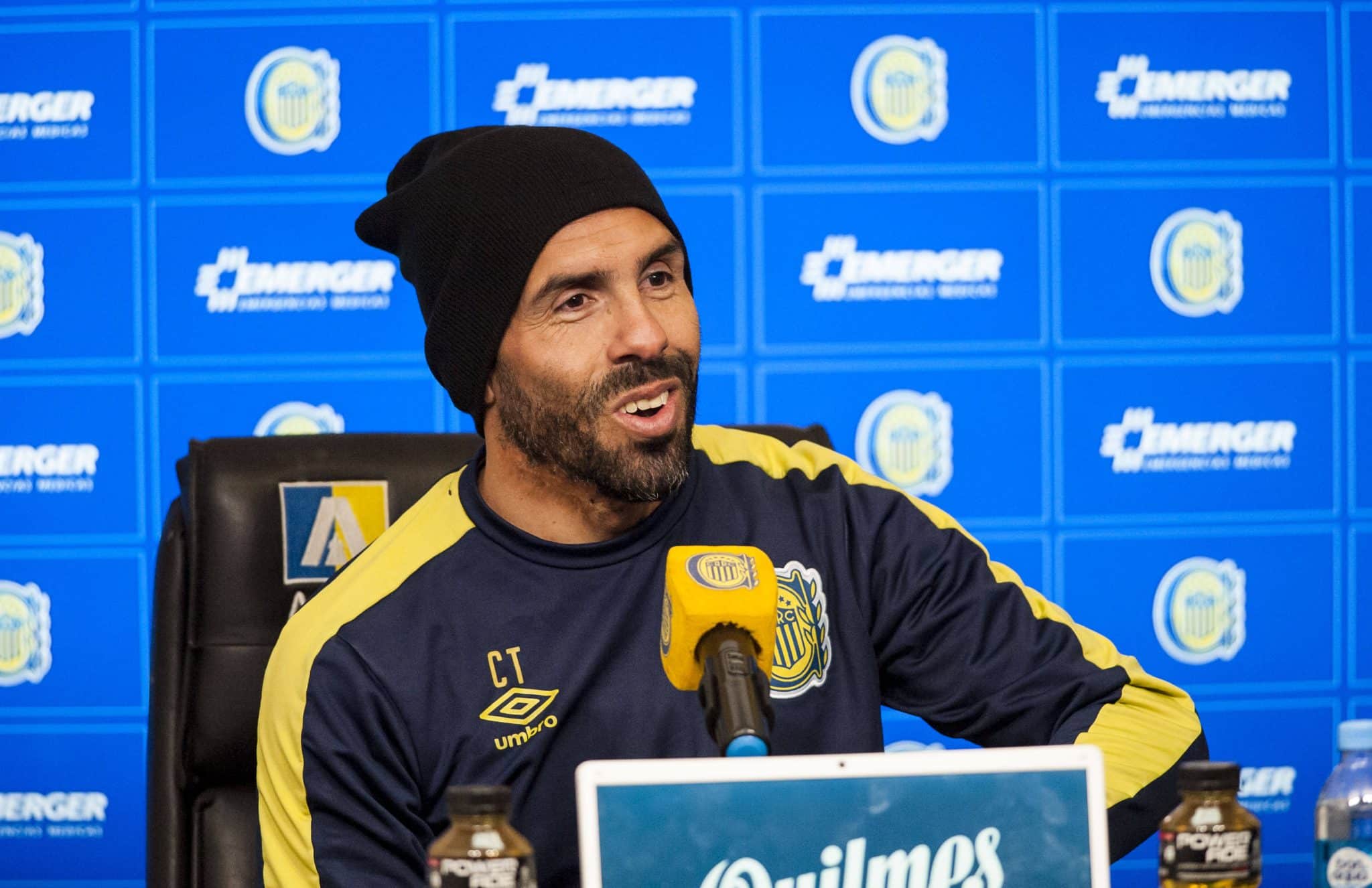 Carlos T&eacute;vez durante a passagem como t&eacute;cnico do Rosario Central, em 2022. Foto: Imago