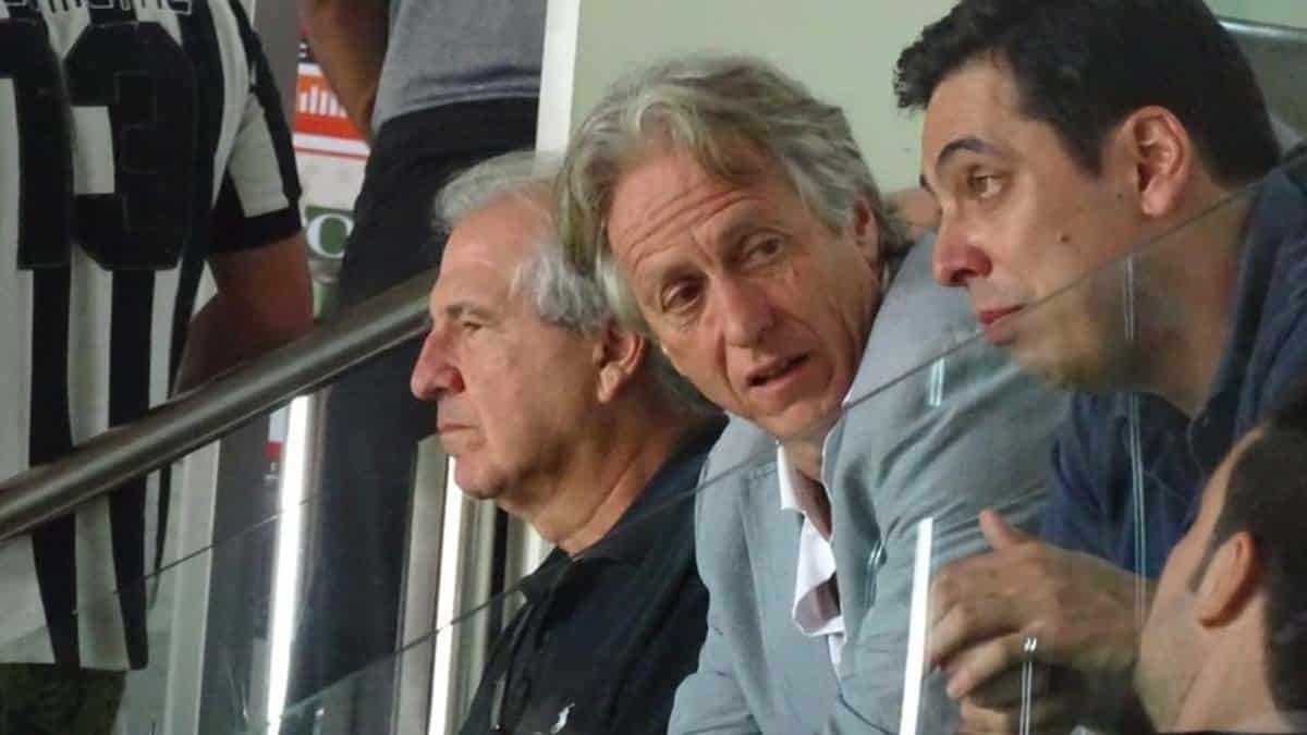 Bruno Macedo (dir.), ao lado de Jorge Jesus (centro) e Rubens Menin (esq.), s&oacute;cio majorit&aacute;rio da SAF do Atl&eacute;tico-MG. Antes de fechar com o Flamengo em 2019, t&eacute;cnico portugu&ecirc;s conversou com o Galo e assistiu a uma partida da equipe na Arena Independ&ecirc;ncia, em Belo Horizonte. Foto: Reprodu&ccedil;&atilde;o
