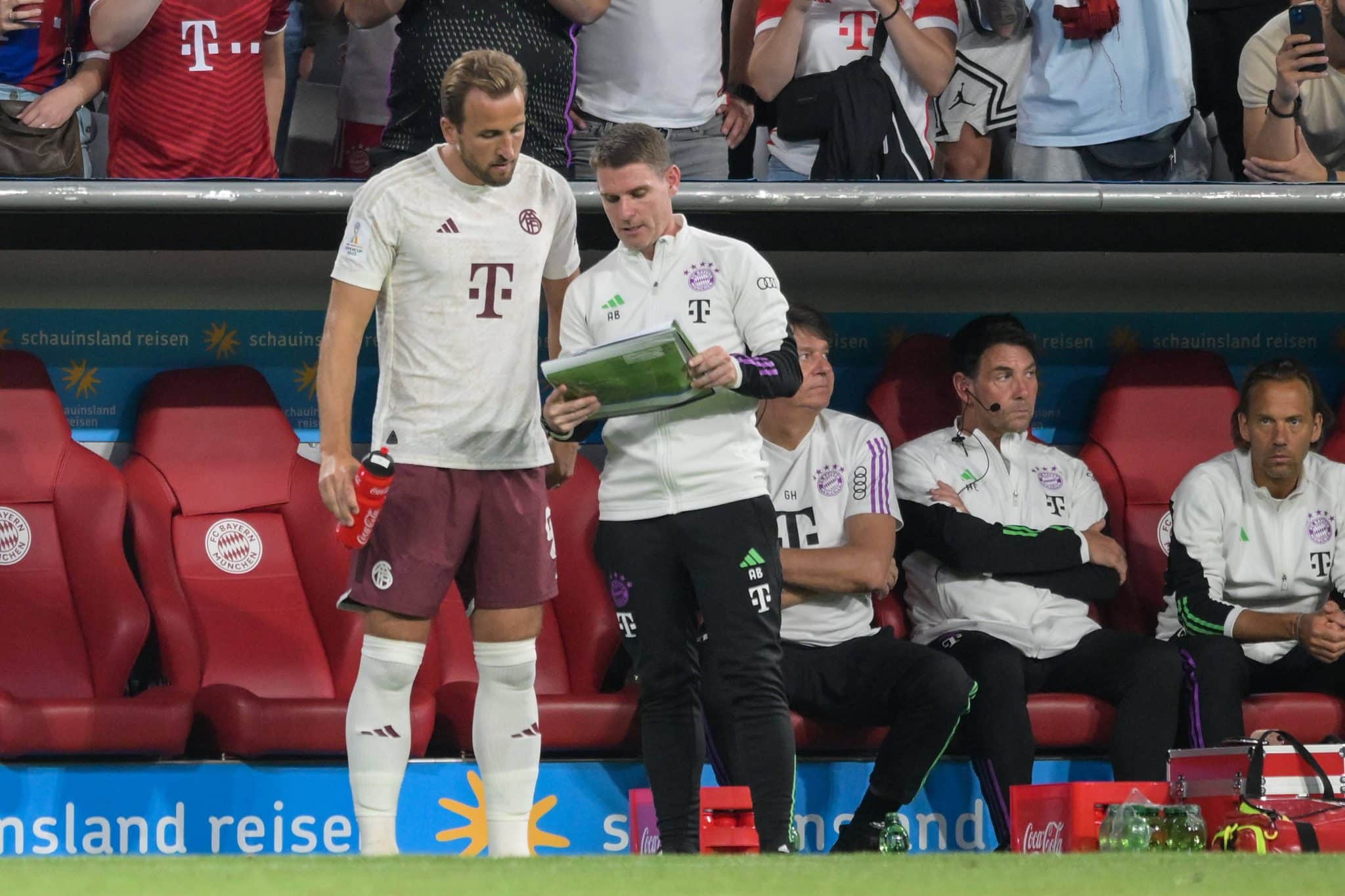 Anthony Barry d&aacute; instru&ccedil;&otilde;es para Harry Kane durante jogo do Bayern