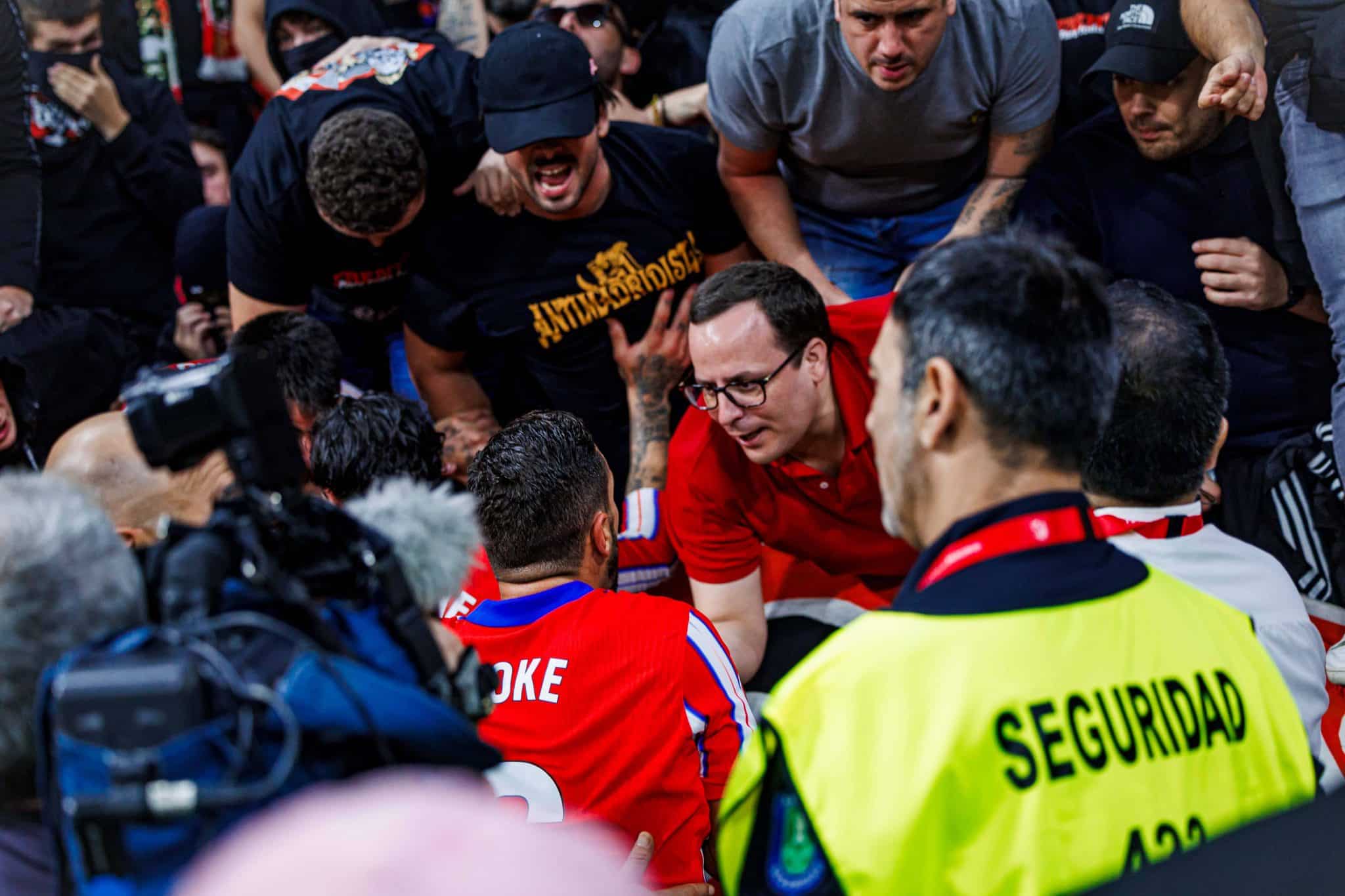 Koke conversa com torcedores ap&oacute;s confus&atilde;o em cl&aacute;ssico contra o Real Madrid