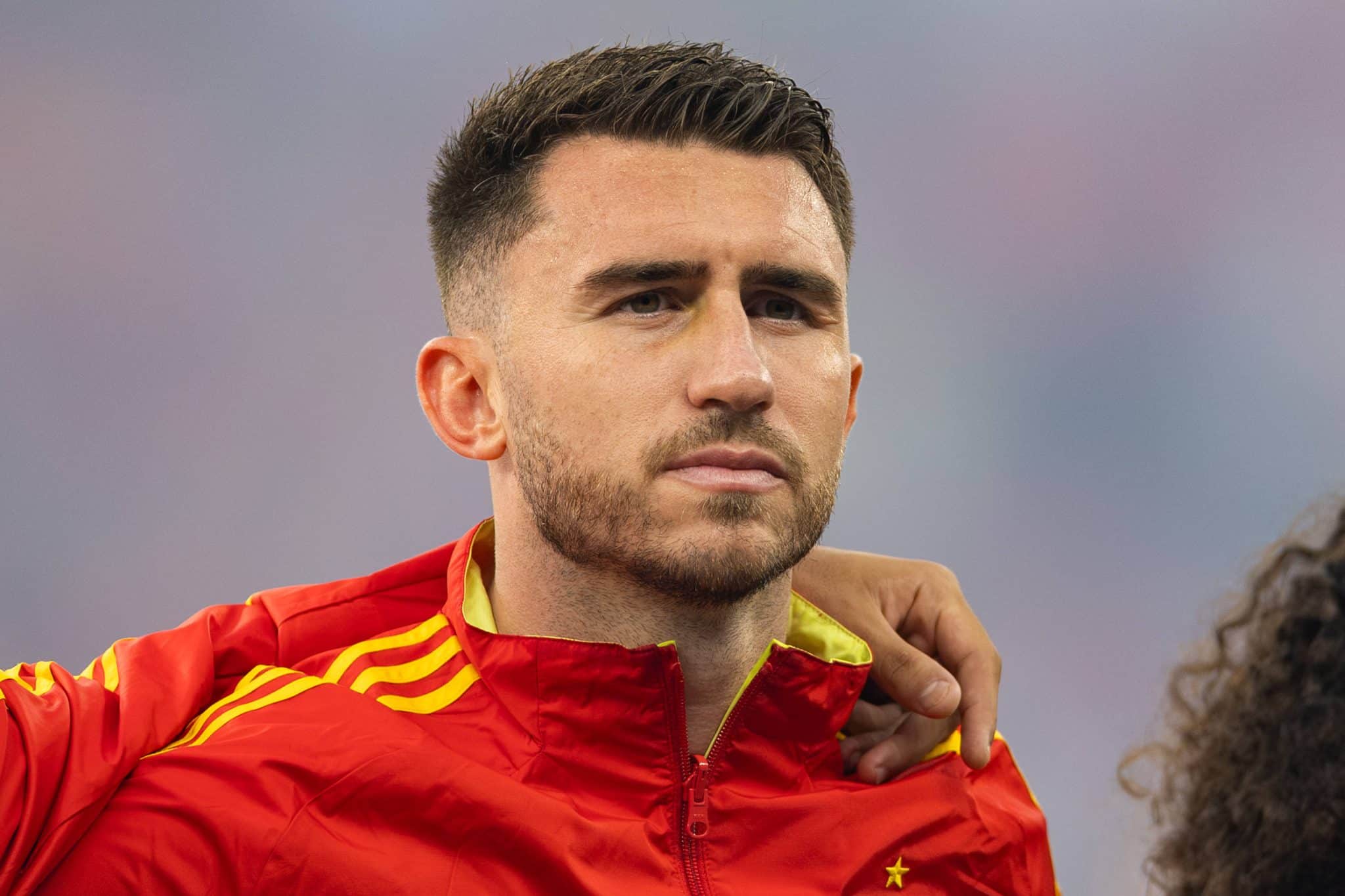 Zagueiro explica por que escolheu a Espanha &agrave; Fran&ccedil;a e culpa Deschamps