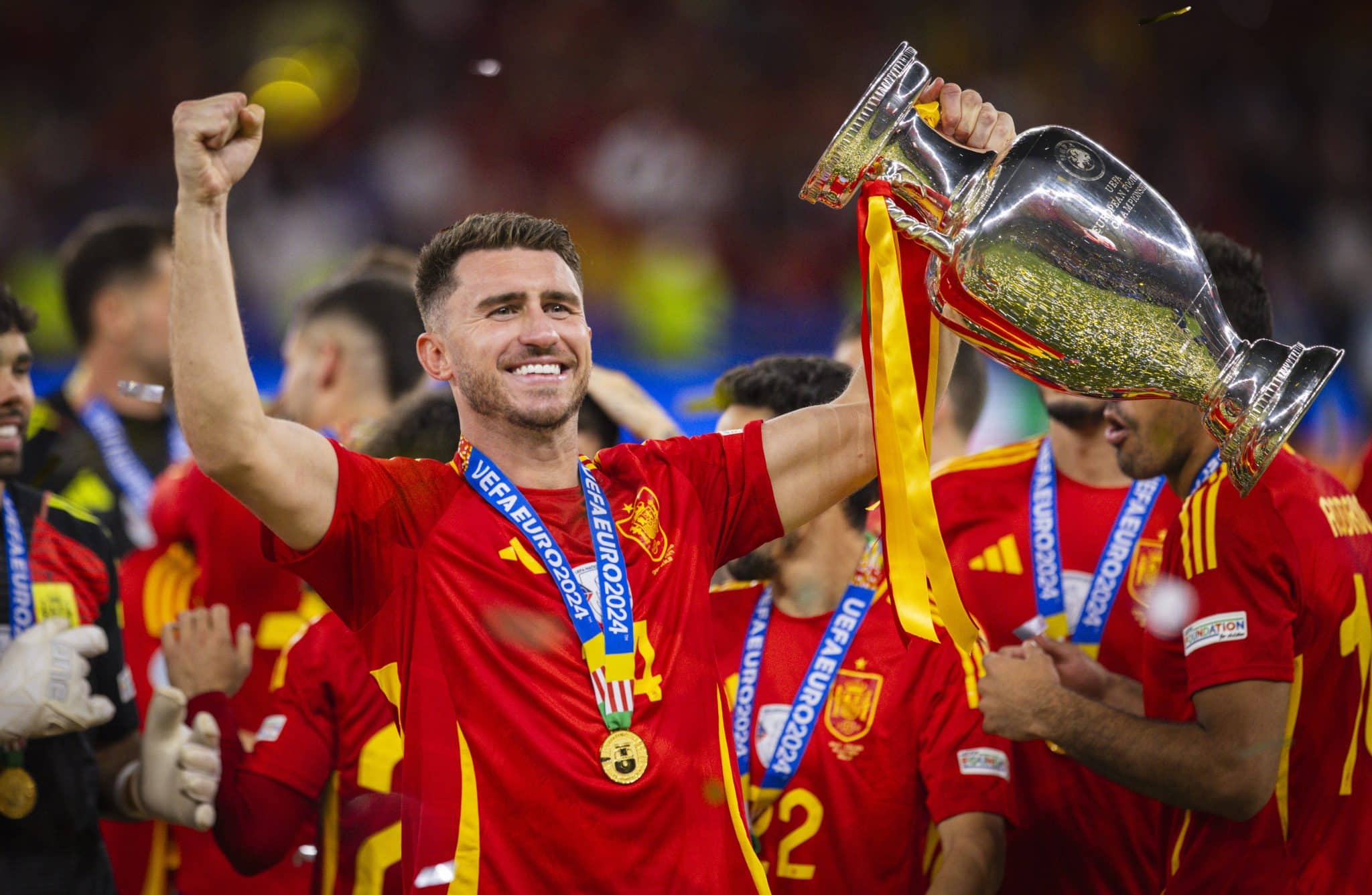 Laporte posa com a ta&ccedil;a da Eurocopa 