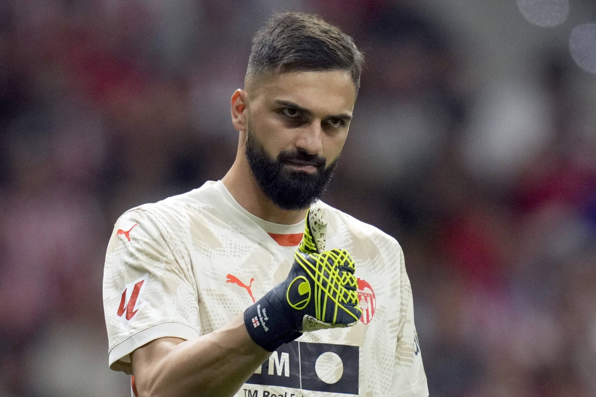 Novo goleiro do Liverpool faz proje&ccedil;&atilde;o ousada e &lsquo;desafia&rsquo; Alisson