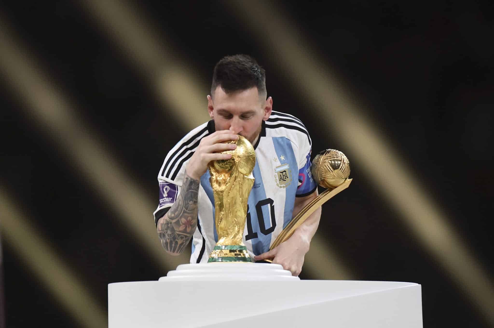 Messi beija a ta&ccedil;a da Copa do Mundo 